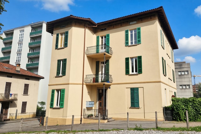Bell'appartamento 3,5 locali in posizione strategica con doppio balcone e due posteggi esterni - Chiasso