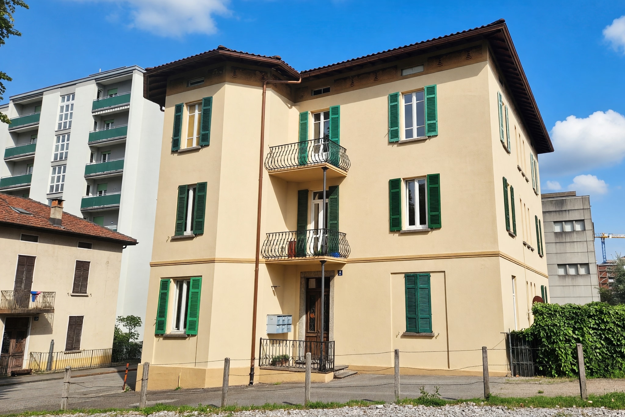 Bell'appartamento 3,5 locali in posizione strategica con doppio balcone e due posteggi esterni - Chiasso
