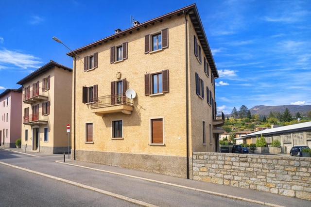 Interessante stabile con 3 appartamenti di 3 locali, versatile anche ad uso ufficio in comoda corte a reddito - Coldrerio