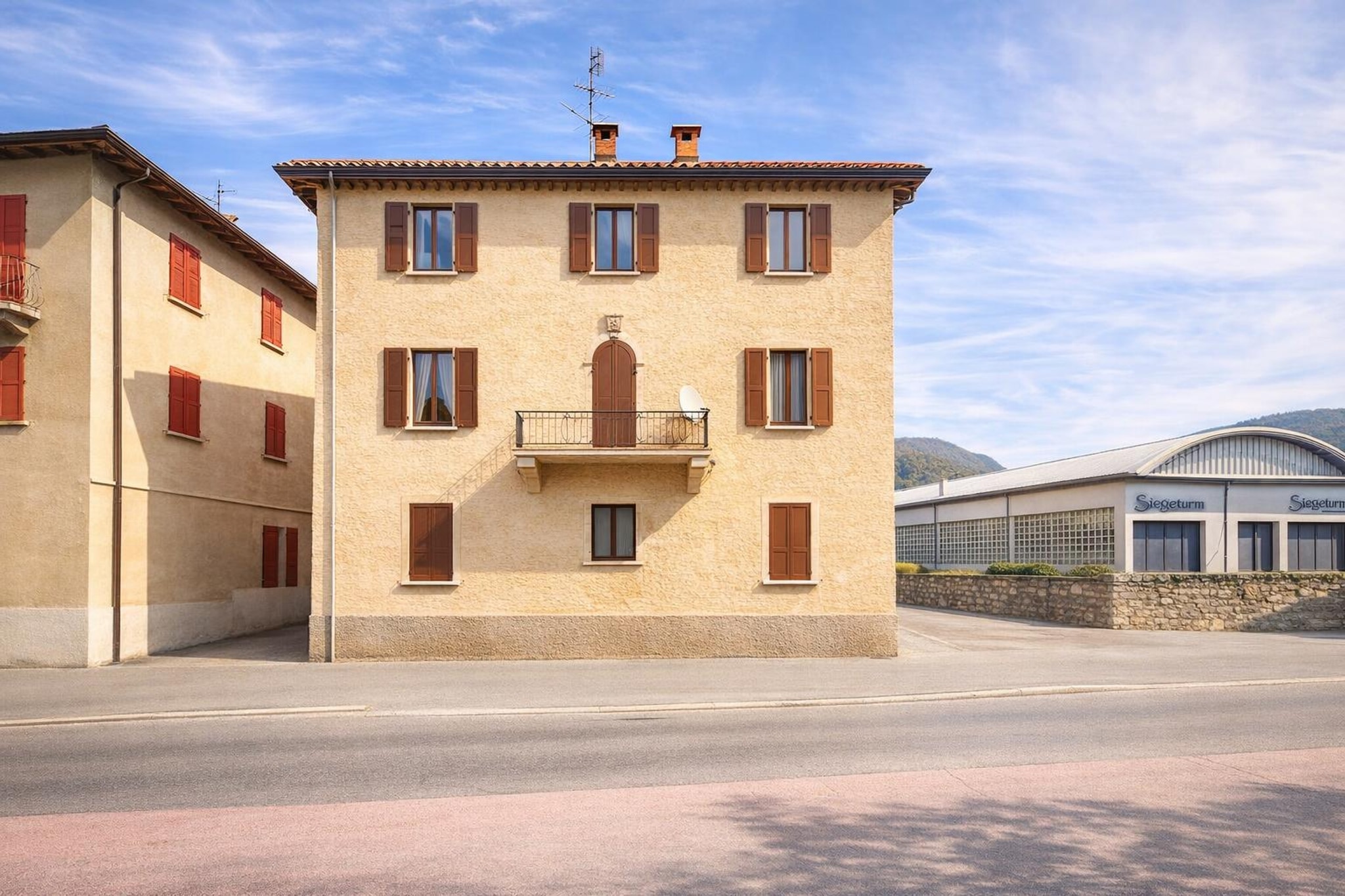 Interessante stabile con 3 appartamenti di 3 locali, versatile anche ad uso ufficio in comoda corte a reddito - Coldrerio - foto 2