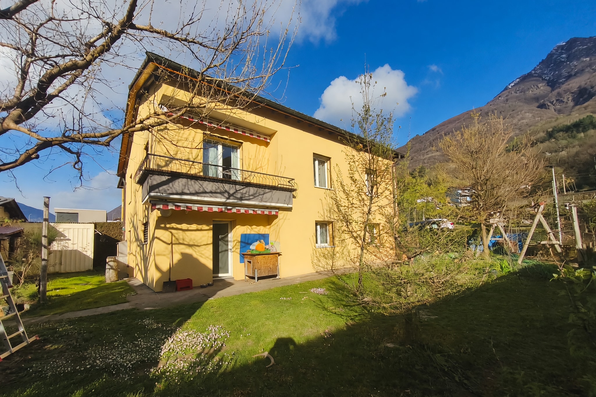 Graziosa villetta 5,5 locali con ampio giardino pianeggiante, terrazzo e grottino con camino - Camorino