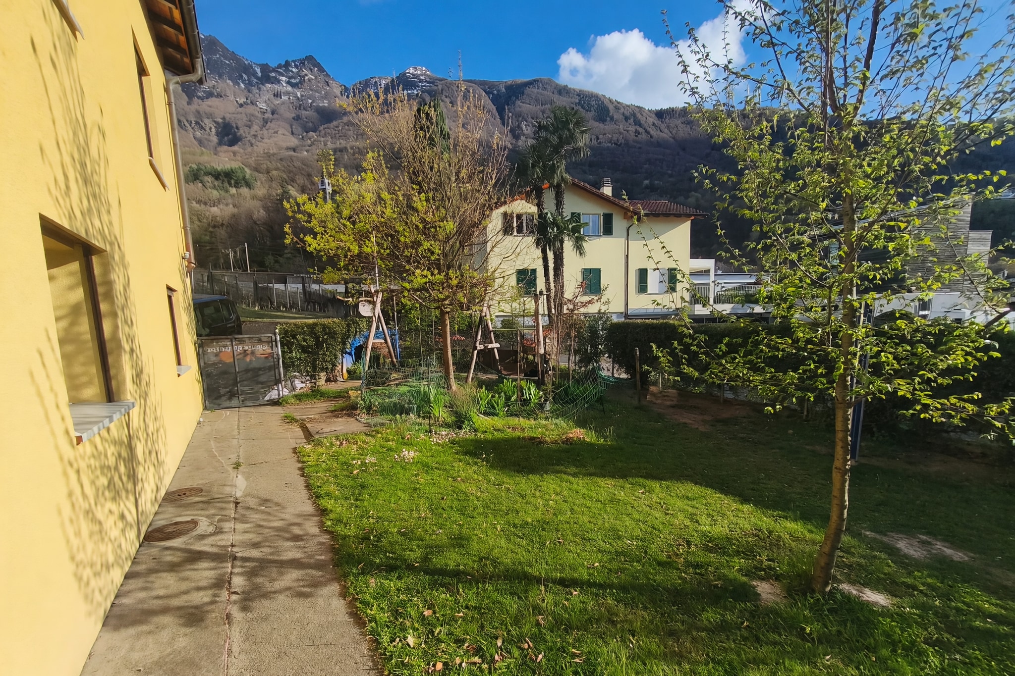 Graziosa villetta 5,5 locali con ampio giardino pianeggiante, terrazzo e grottino con camino - Camorino - foto 2