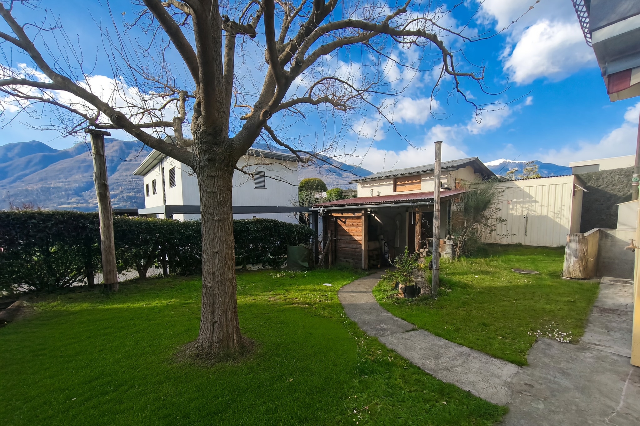 Graziosa villetta 5,5 locali con ampio giardino pianeggiante, terrazzo e grottino con camino - Camorino - foto 3