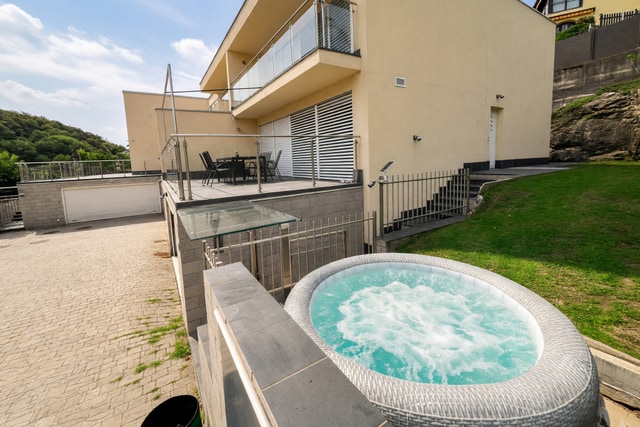 Piacevole casa unifamiliare 4,5 locali con terrazzo di 30 mq e giardino in comoda zona residenziale - Arzo