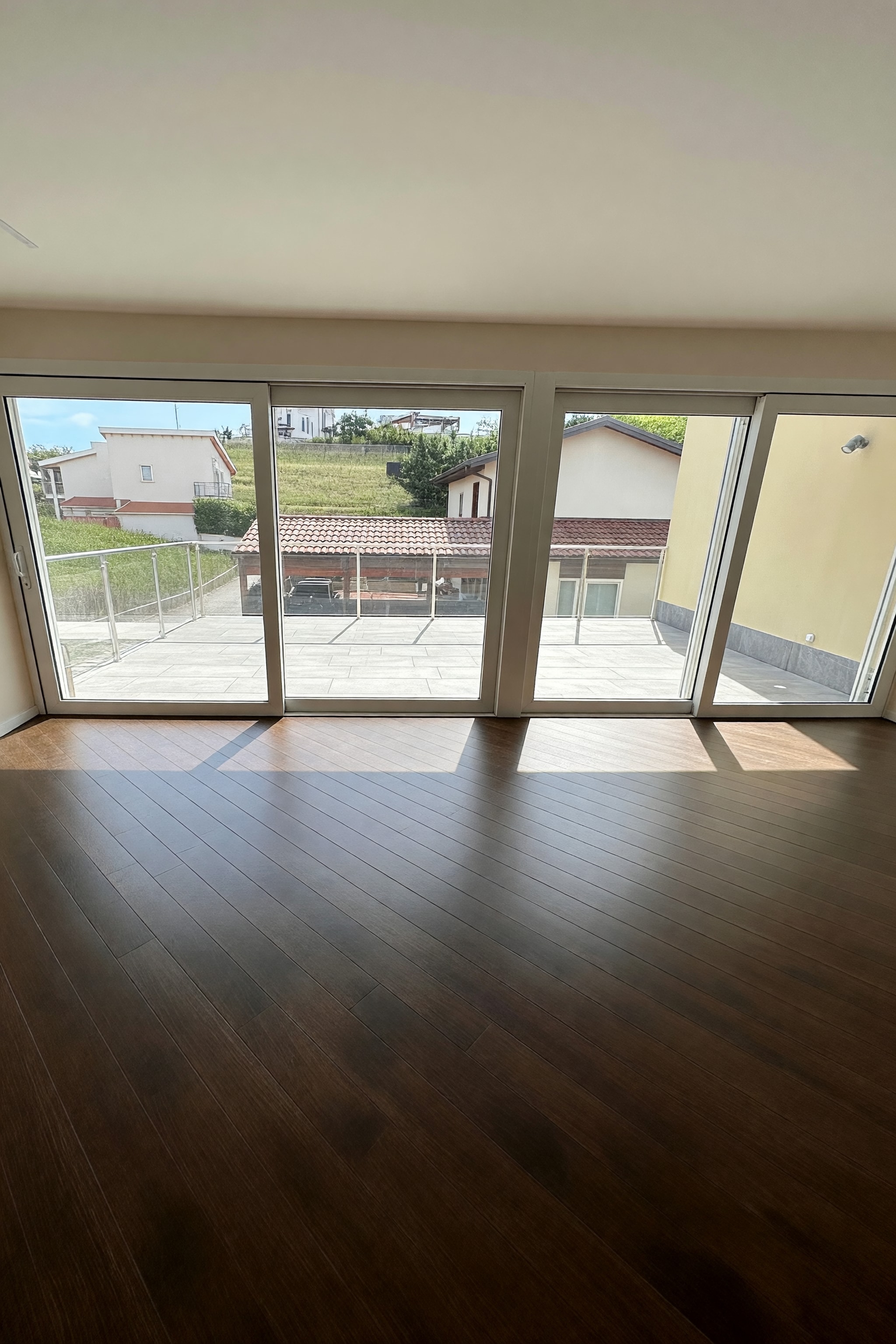 Piacevole casa unifamiliare 4,5 locali con terrazzo di 30 mq e giardino in comoda zona residenziale - Arzo - foto 3