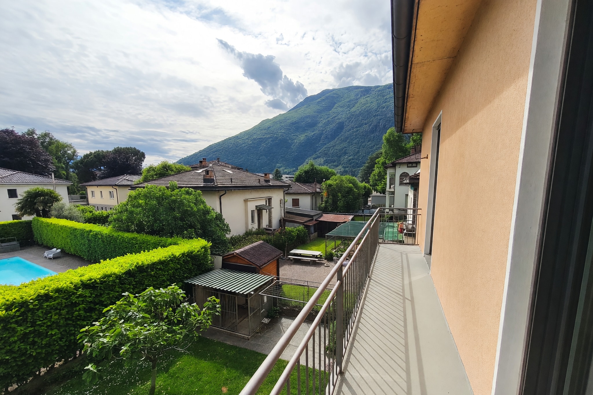 Bell'appartamento 4,5 locali ristrutturato con terrazzo e ampio soggiorno al primo piano in casa bifamiliare - Bellinzona