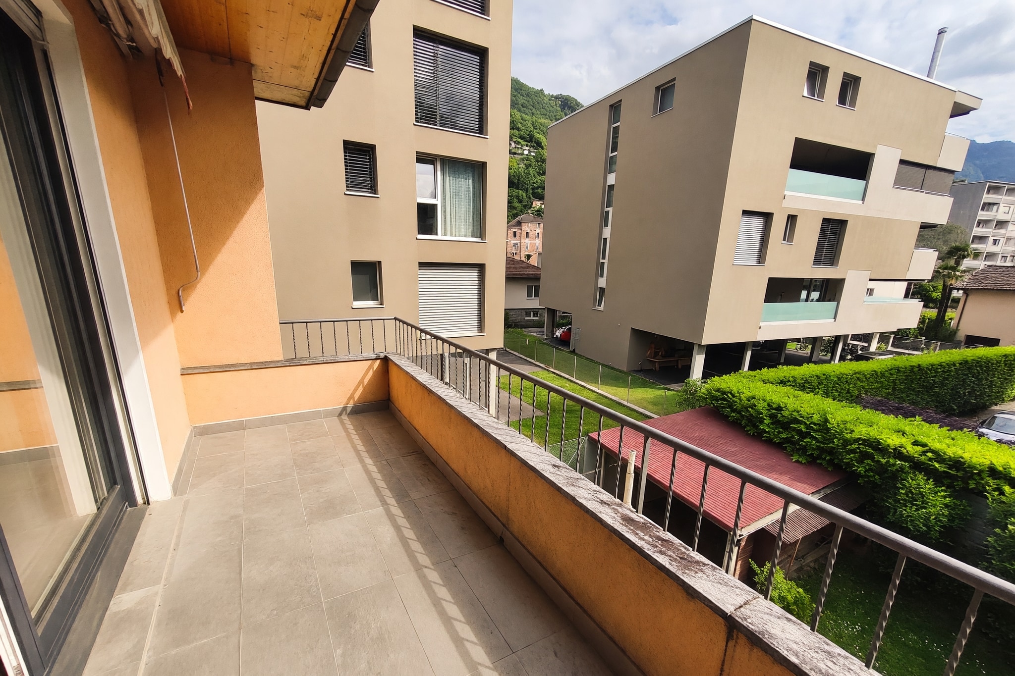 Bell'appartamento 4,5 locali ristrutturato con terrazzo e ampio soggiorno al primo piano in casa bifamiliare - Bellinzona - foto 3