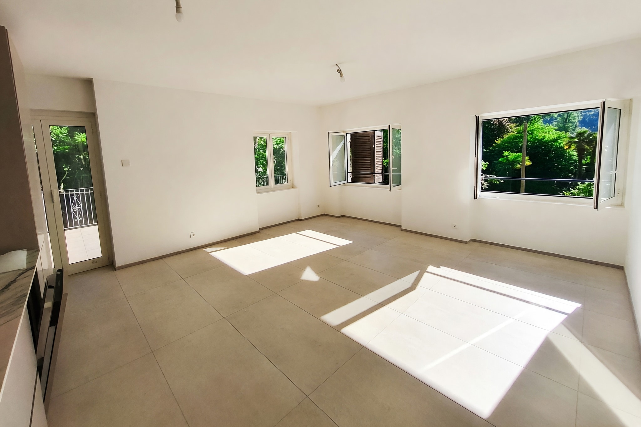 Bellissimo appartamento 3,5 locali appena ristrutturato con terrazzo abitabile, giardino privato e grande piano mansardato - Figino - foto 2