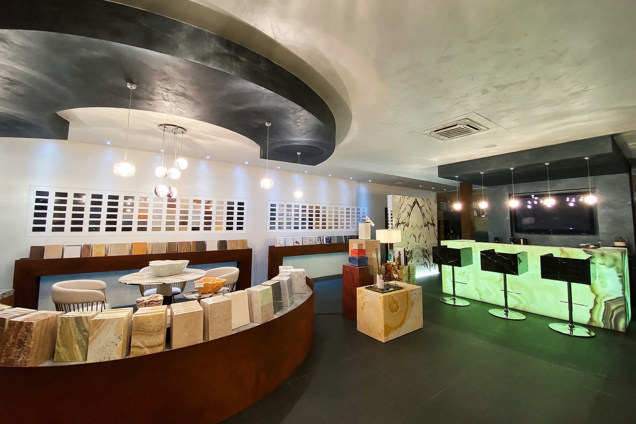 Prestigioso spazio commerciale di 325 m² in posizione strategica con finiture raffinate e ambienti molto luminosi - Locarno - foto 2