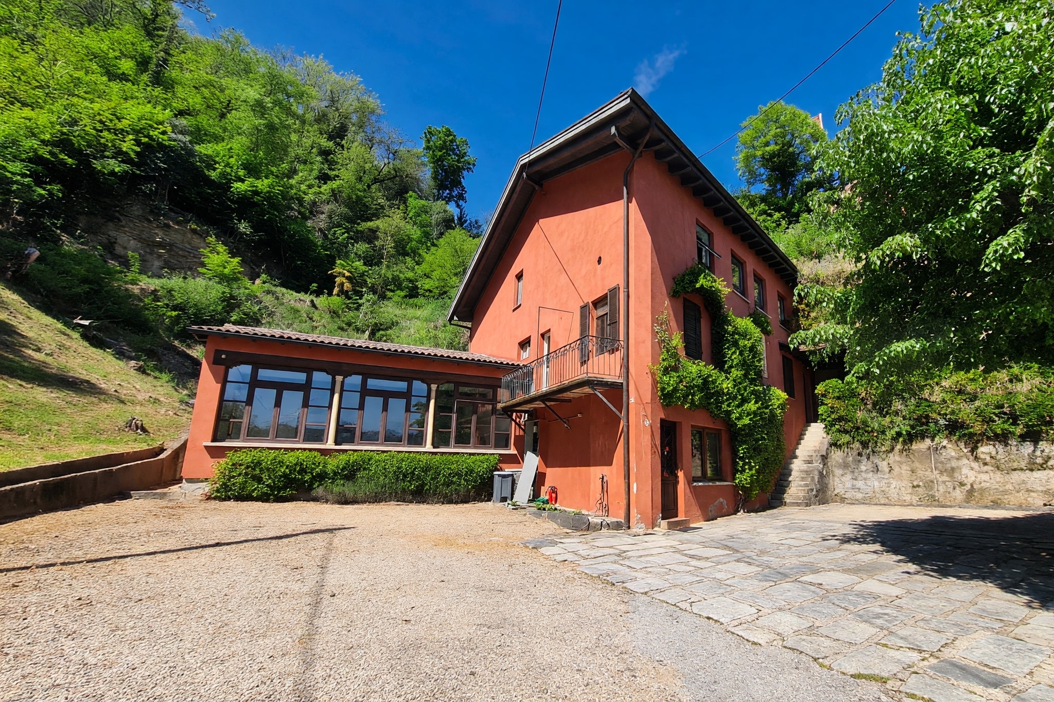 Interessante stabile plurifamiliare di 470 m² con spazio commerciale, due appartamenti e importante potenziale edificatorio - Agno - foto 2