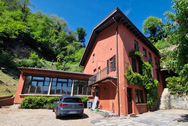 Interessante stabile plurifamiliare di 470 m² con spazio commerciale, due appartamenti e importante potenziale edificatorio - Agno