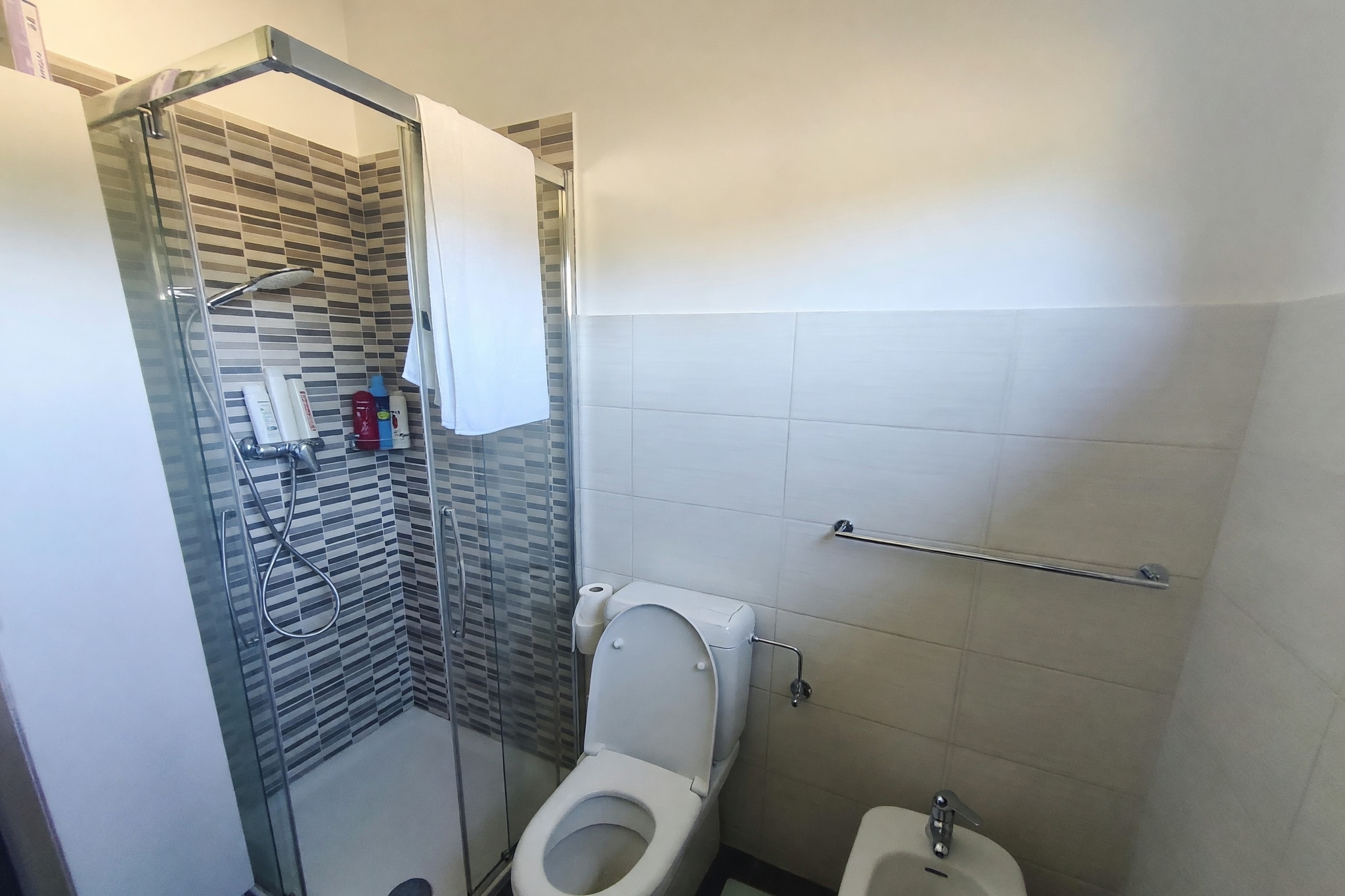 Spazioso appartamento 4,5 locali con tre terrazzi, camino e cucina abitabile in zona strategica - Manno - foto 11