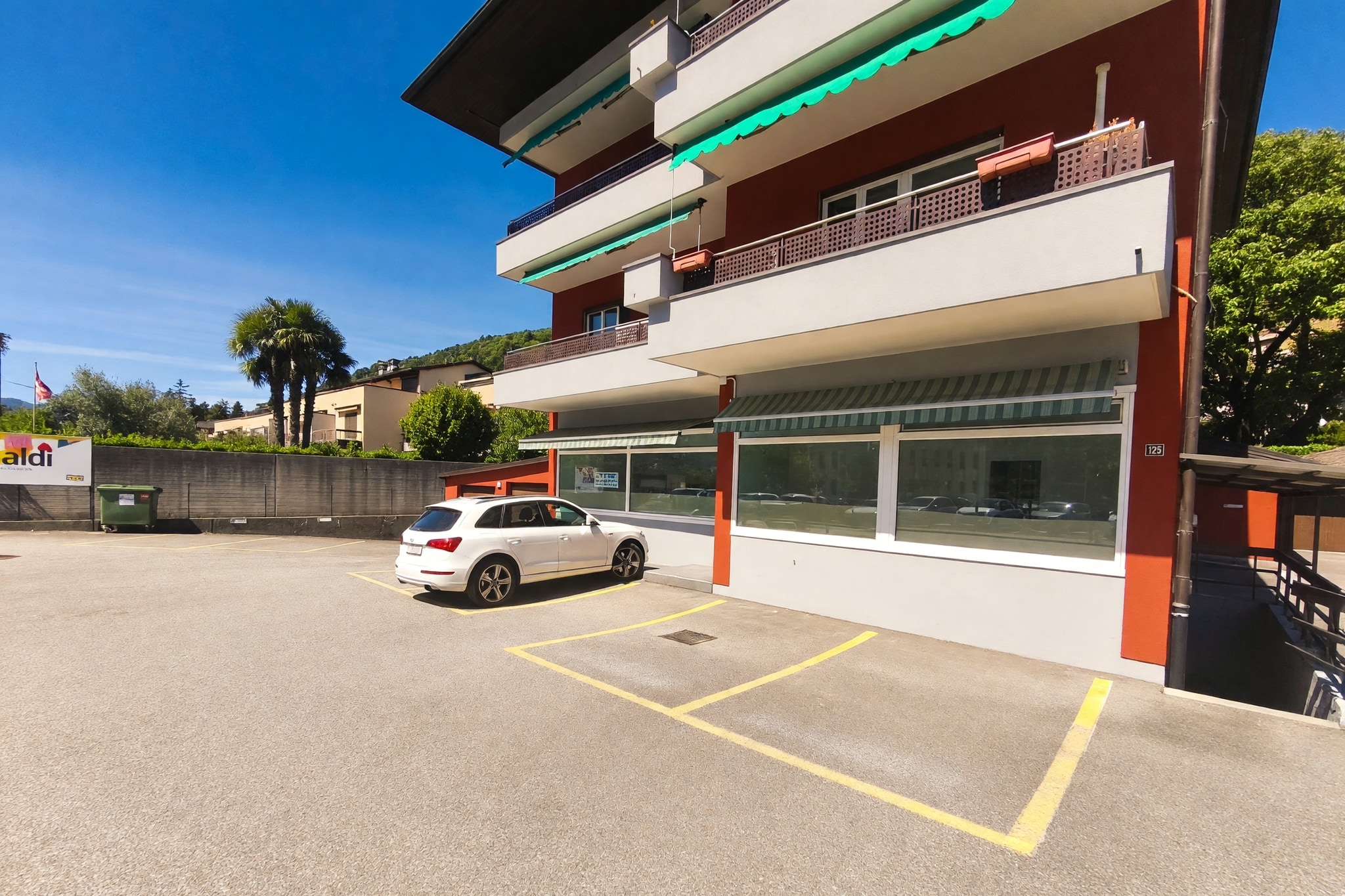Interessante spazio commerciale di 70 mq in posizione strategica su strada di grande passaggio con ottima visibilità - Agno