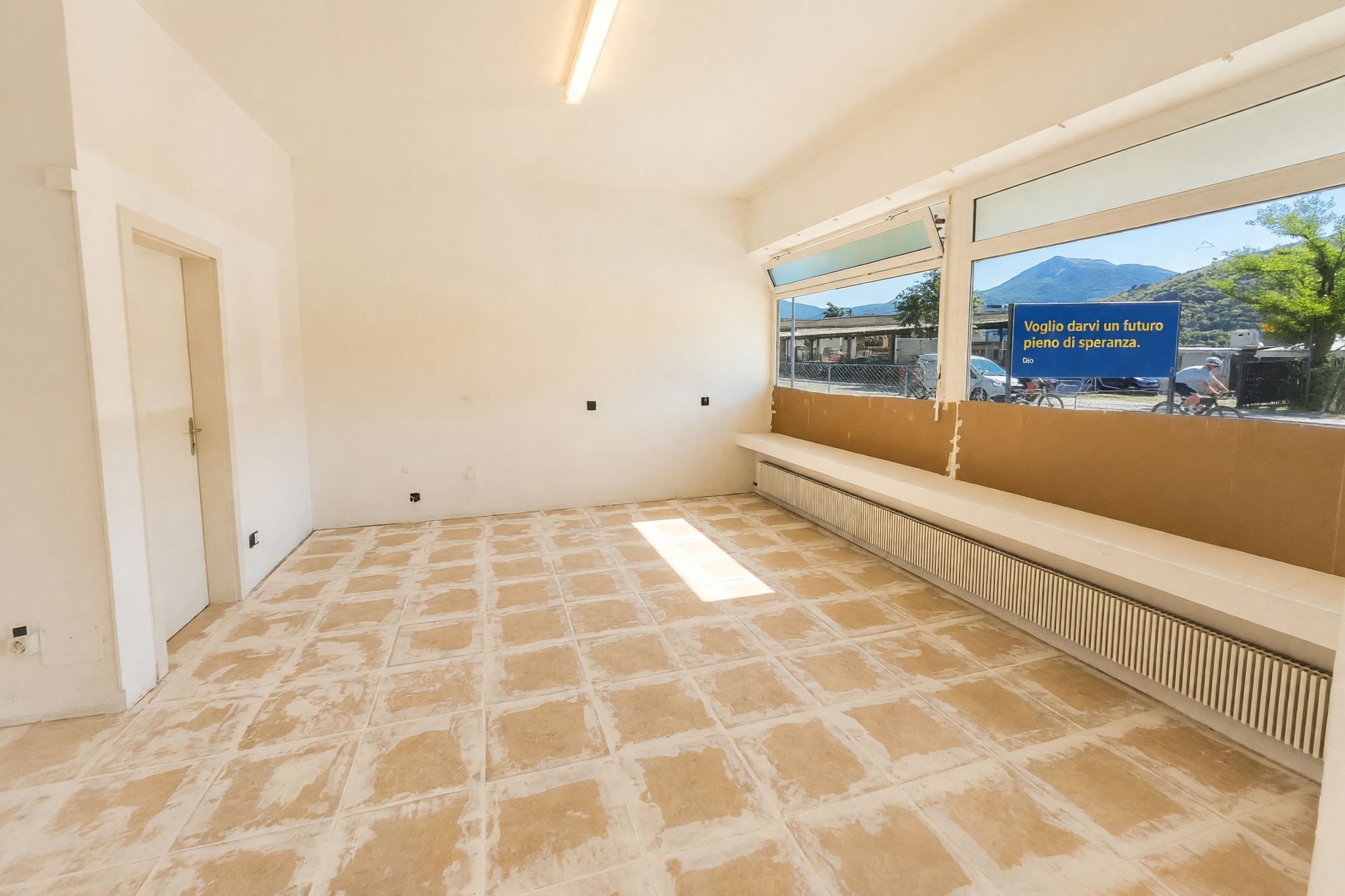 Interessante spazio commerciale di 70 mq in posizione strategica su strada di grande passaggio con ottima visibilità - Agno - foto 2