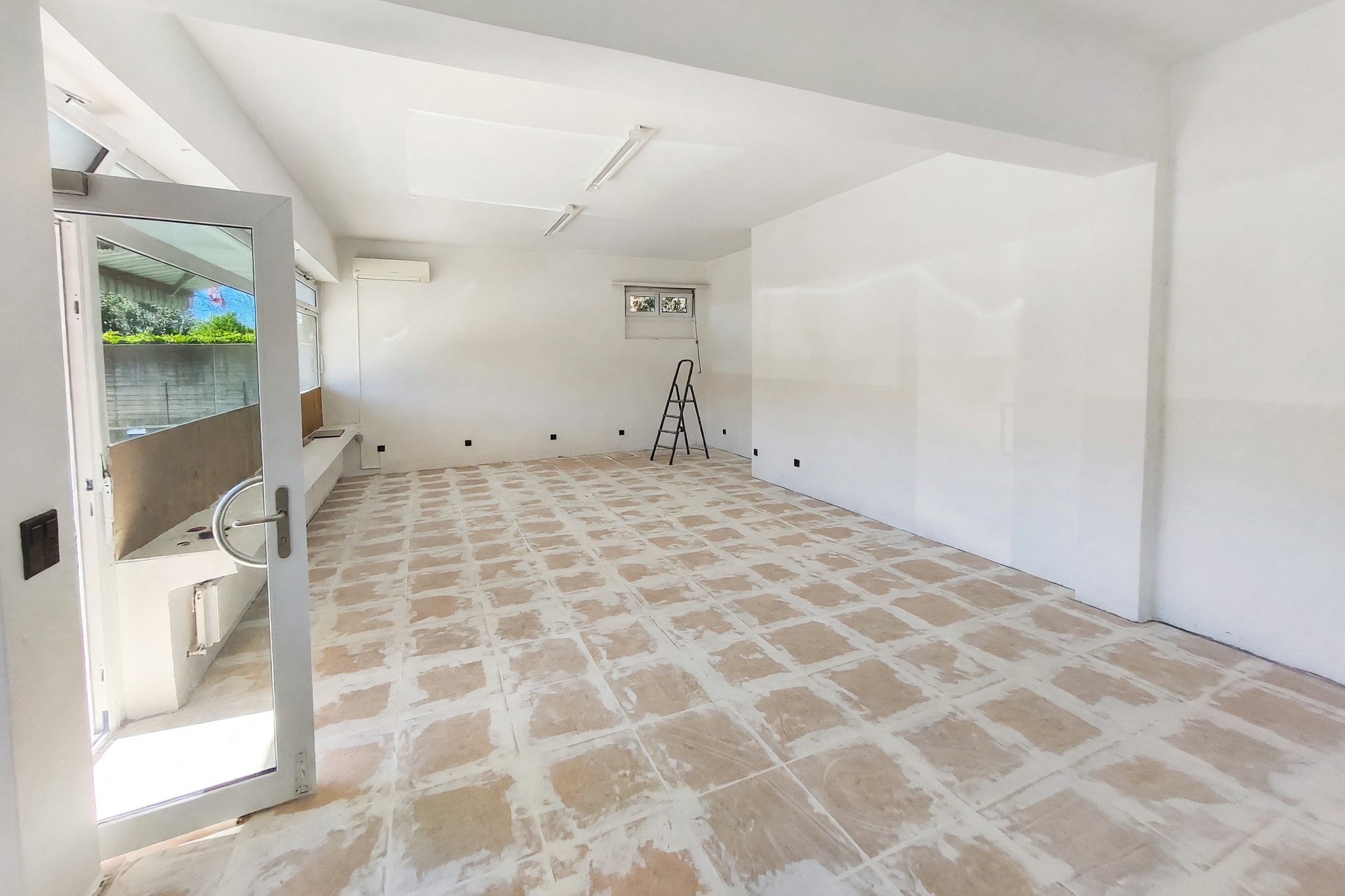Interessante spazio commerciale di 70 mq in posizione strategica su strada di grande passaggio con ottima visibilità - Agno - foto 3