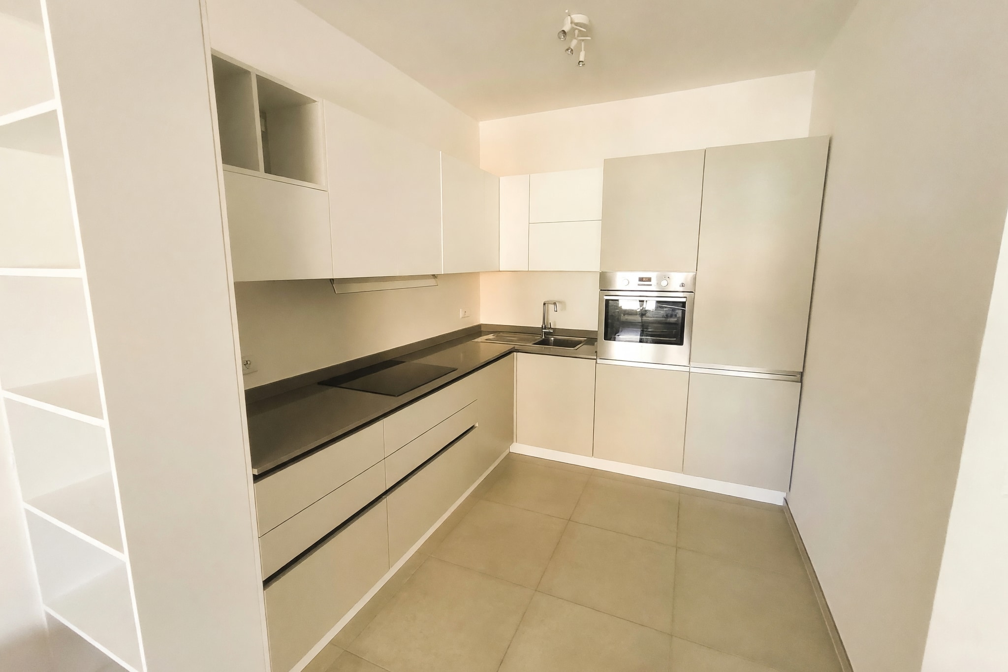Signorile appartamento 2,5 locali con balcone in posizione centrale - Cassarate - foto 4