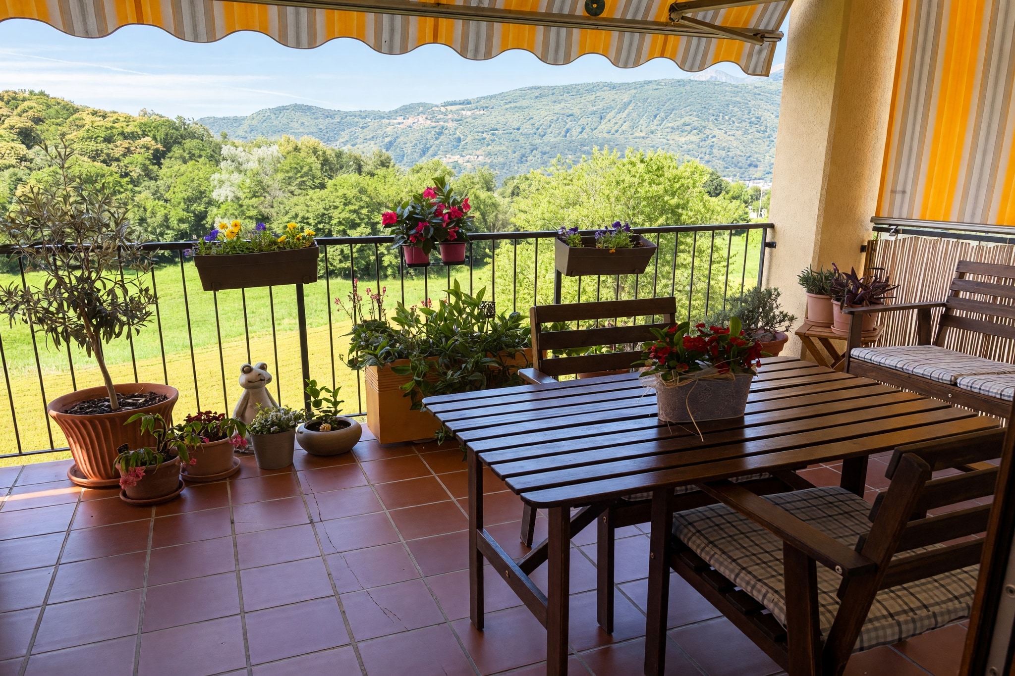 Bellissimo duplex 5,5 locali con terrazza panoramica, camino e ampi spazi abitativi per ogni esigenza. - Comano