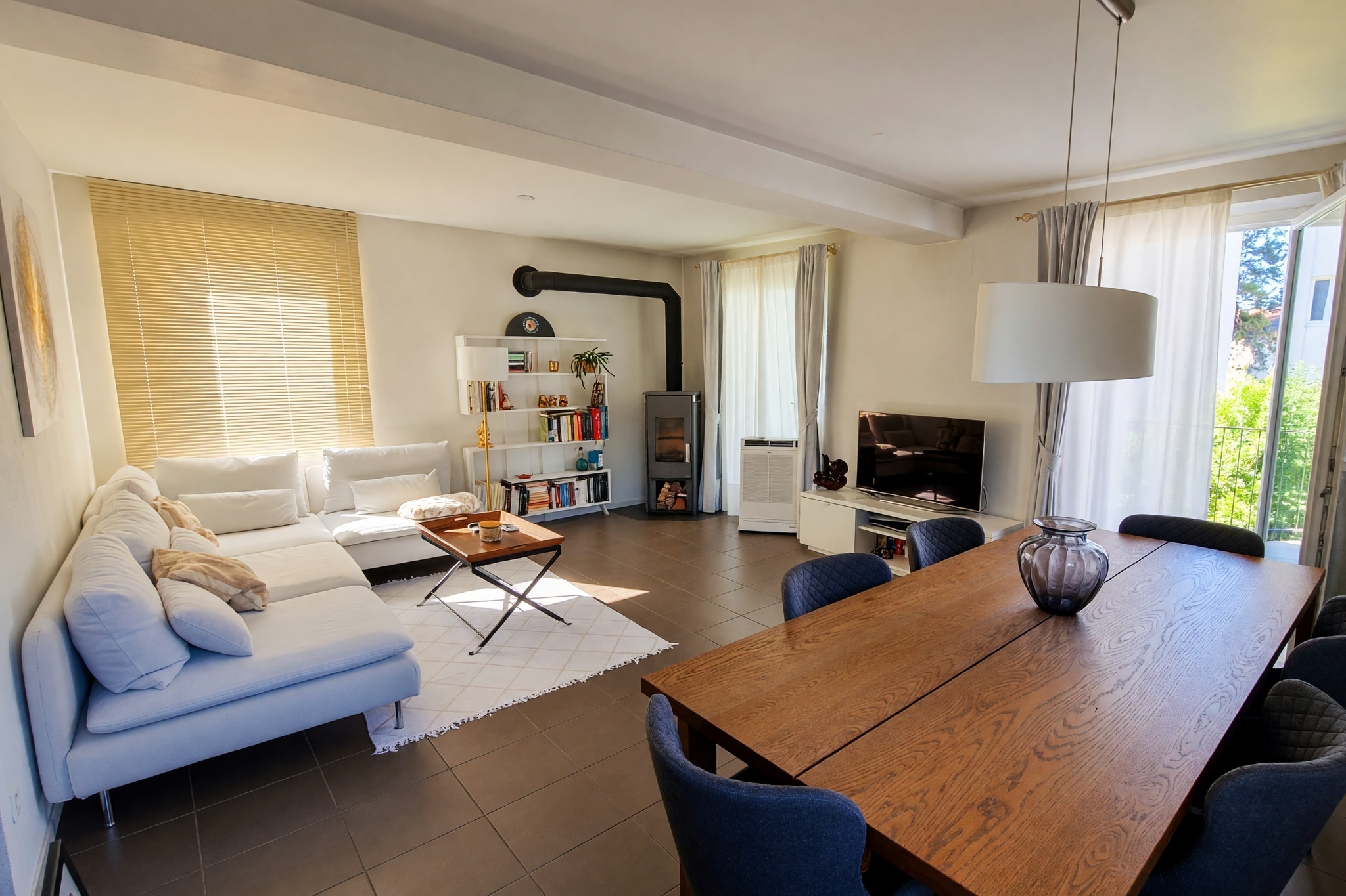 Bellissimo appartamento 3,5 locali ristrutturato a nuovo con spaziosa terrazza privata e accogliente zona giorno con stufa a legna - Cadempino