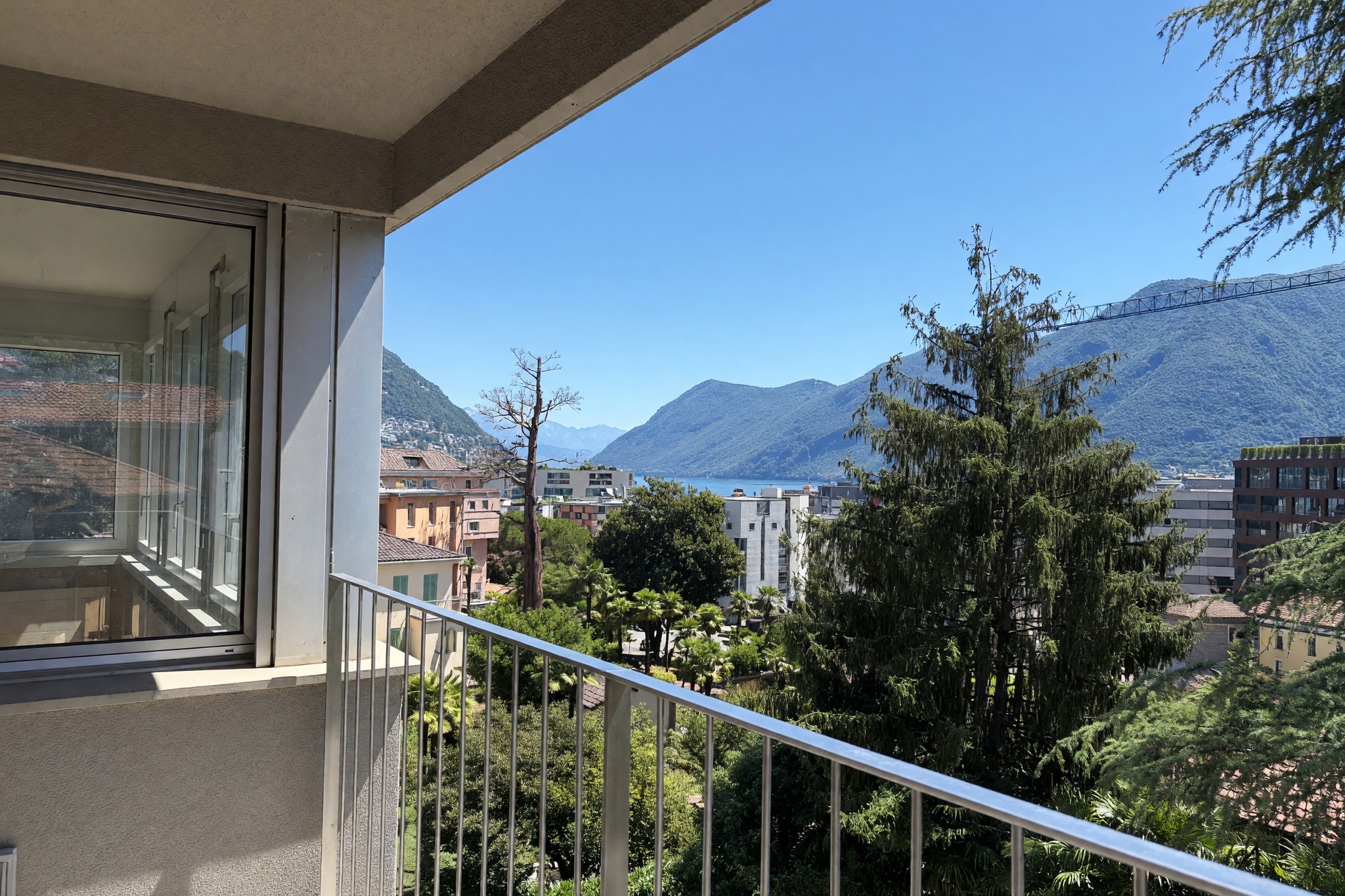Prestigioso appartamento 5,5 locali completamente ristrutturato in alto standing con terrazzo vista lago - Loreto