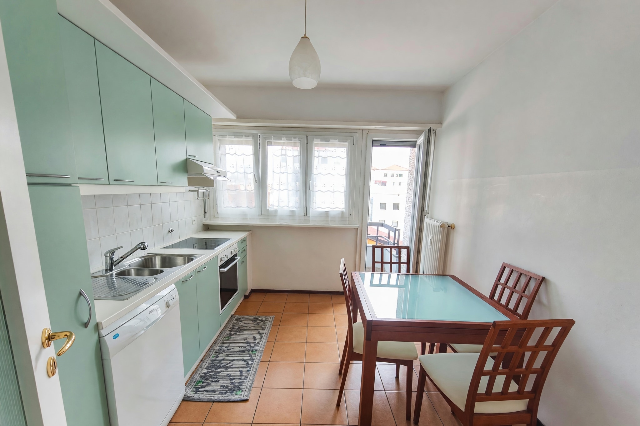 Ampio appartamento 4,5 locali con due terrazzi, piacevole affaccio e cucina abitabile - Chiasso - foto 2