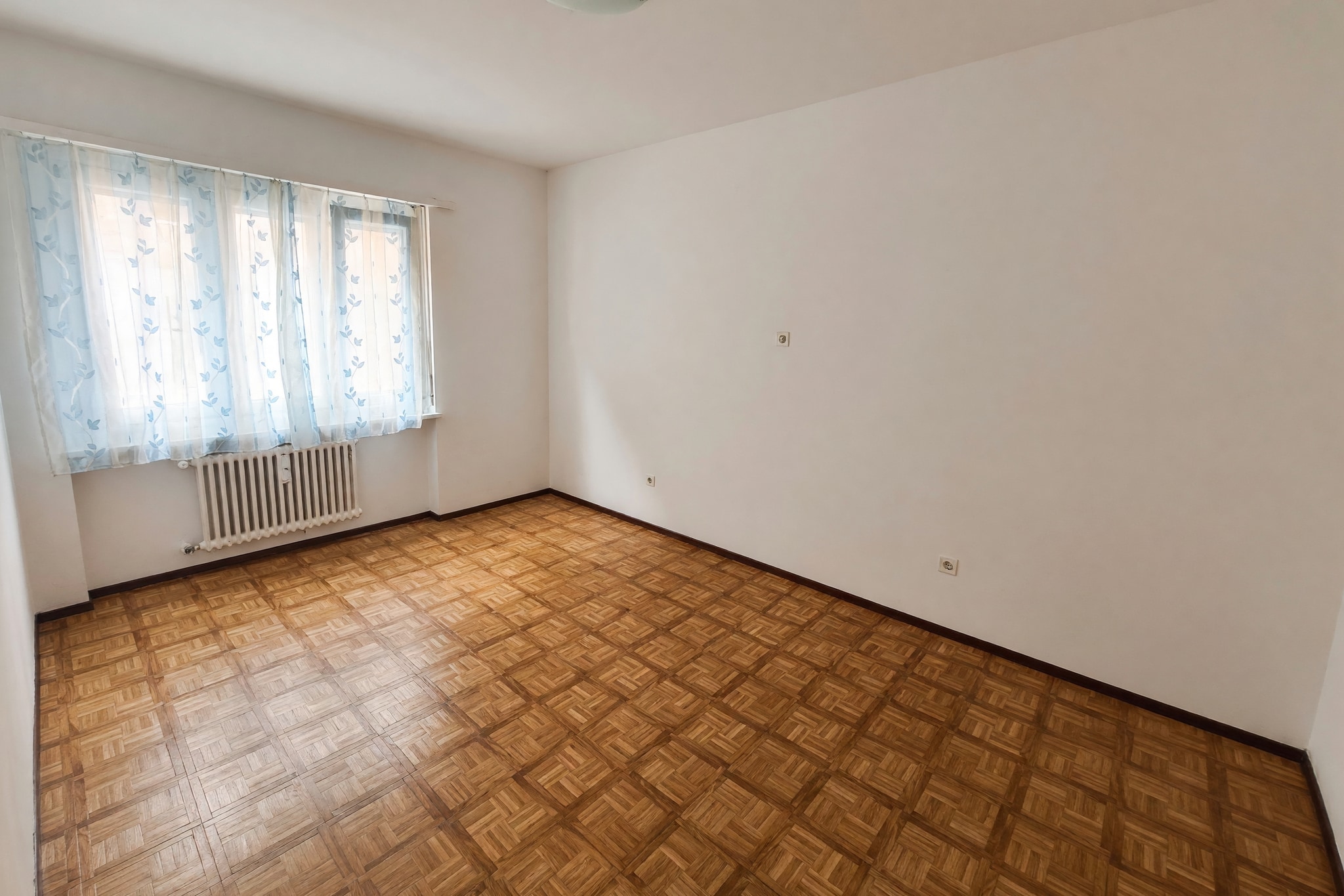 Ampio appartamento 4,5 locali con due terrazzi, piacevole affaccio e cucina abitabile - Chiasso - foto 3