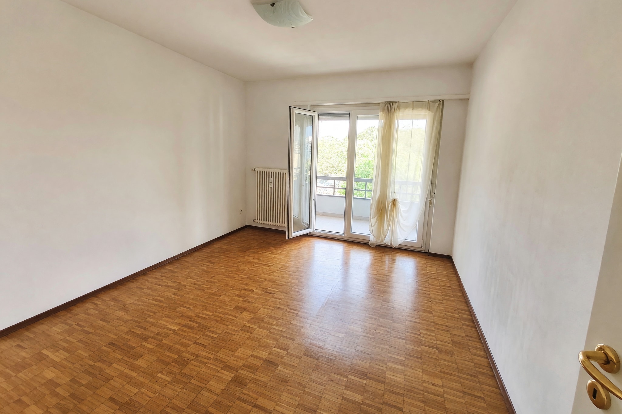 Ampio appartamento 4,5 locali con due terrazzi, piacevole affaccio e cucina abitabile - Chiasso - foto 7