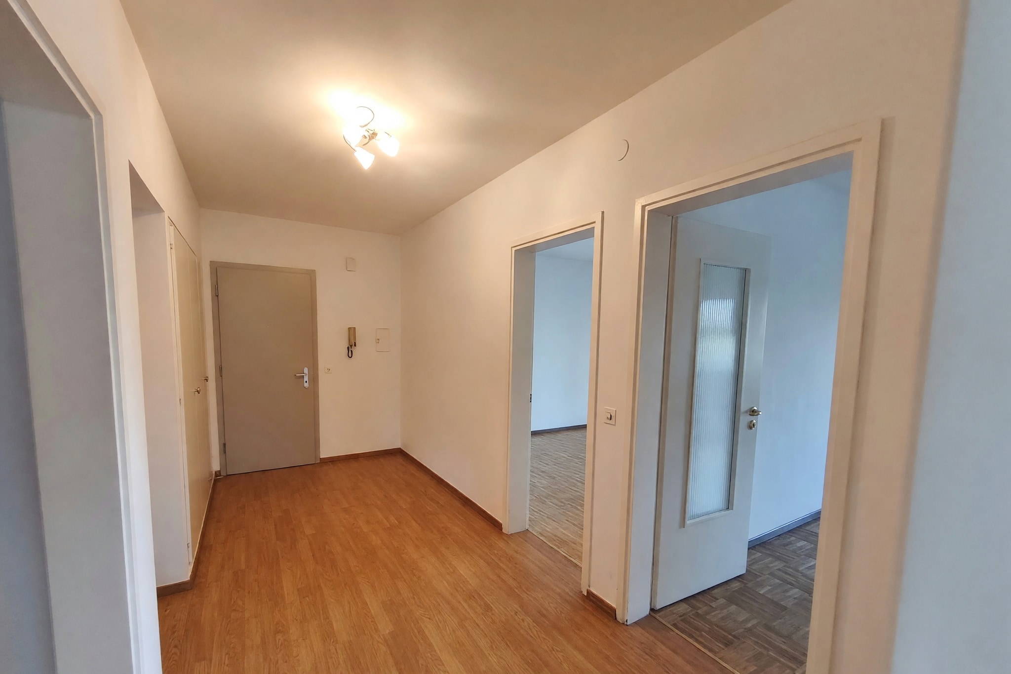 Ampio appartamento 4,5 locali con due terrazzi, piacevole affaccio e cucina abitabile - Chiasso - foto 8