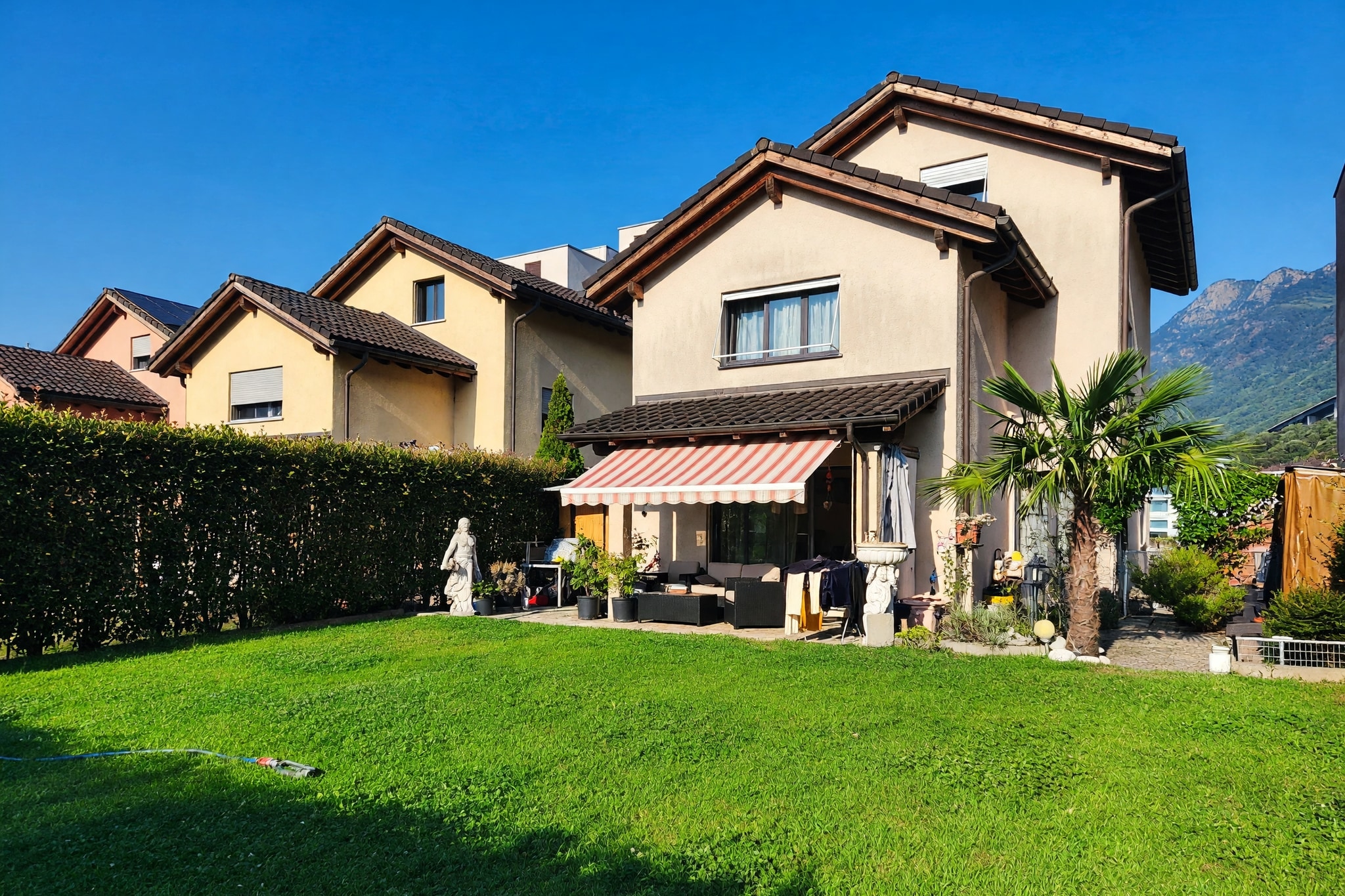 Ampia villetta 5,5 locali con giardino privato di 300 mq, camino e grande mansarda abitabile - Cadenazzo