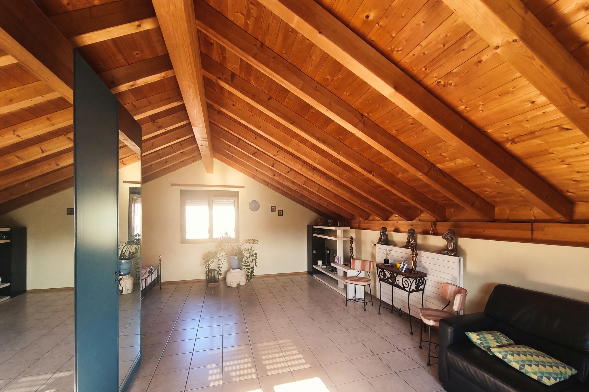 Ampia villetta 5,5 locali con giardino privato di 300 mq, camino e grande mansarda abitabile - Cadenazzo - foto 5