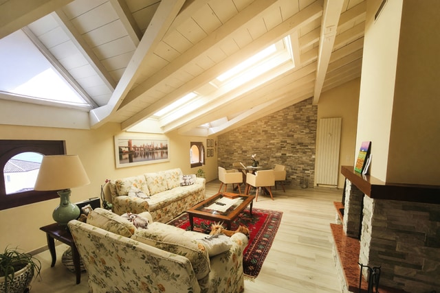 Elegante appartamento 4,5 locali vista lago con giardino privato di 90 mq in caratteristica palazzina di nucleo - Capolago