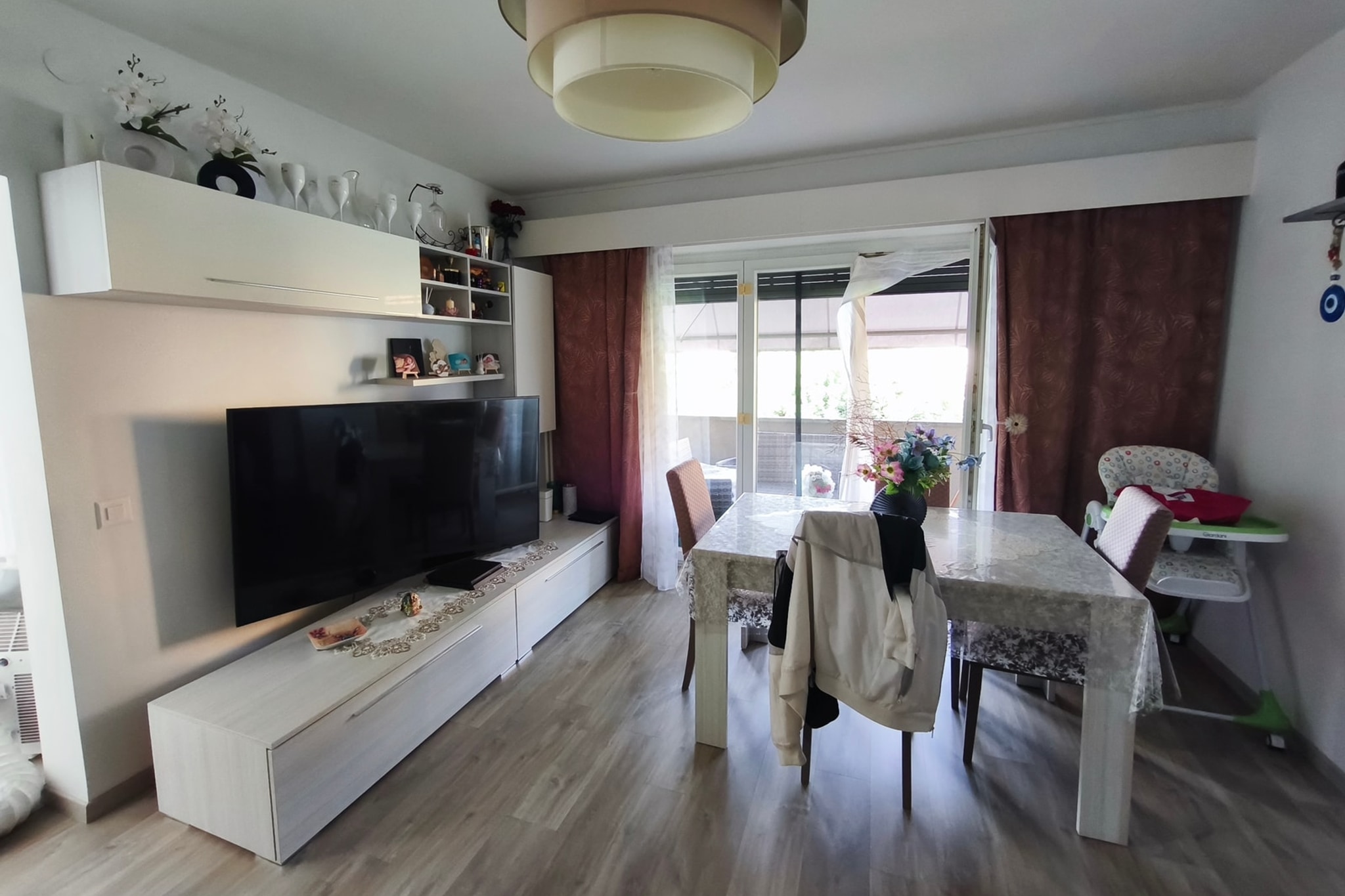 Moderno 3,5 con gradevole terrazzo e immediata disponibilità in piacevole contesto residenziale - Caslano - foto 2