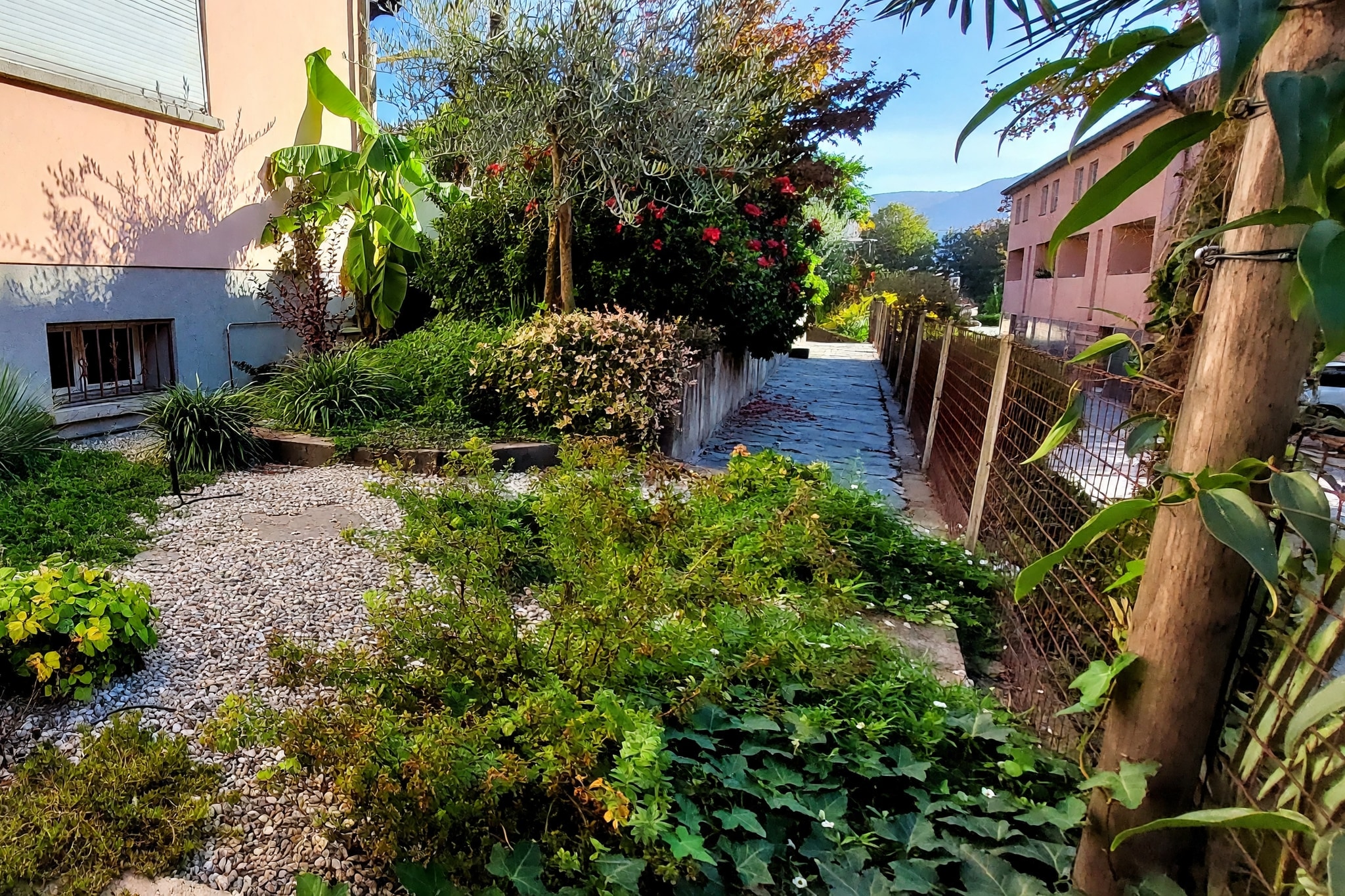 Spazioso appartamento 5,5 locali ristrutturato con giardino privato in stile mediterraneo, tre balconi e ambienti molto luminosi - Comano - foto 7