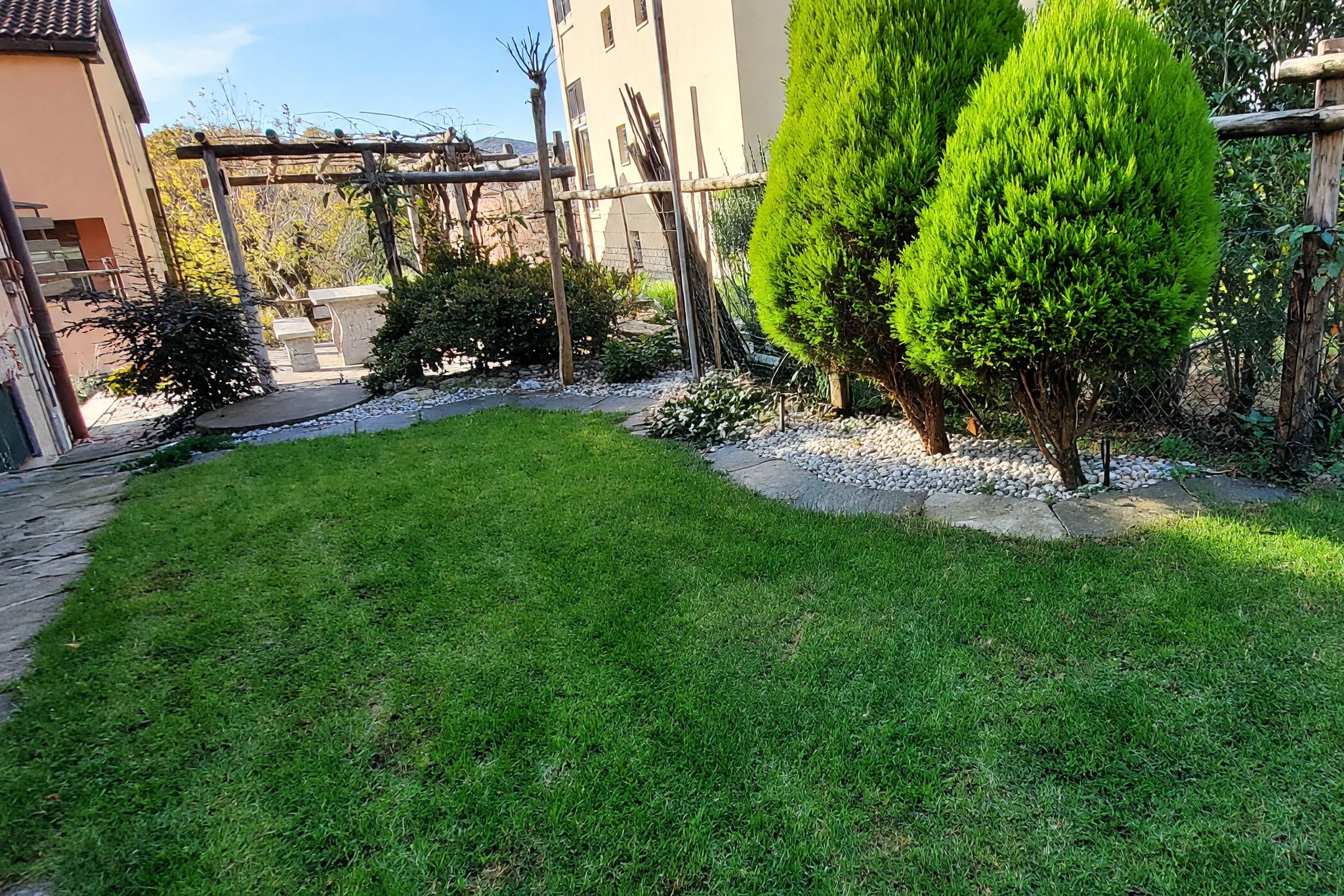 Spazioso appartamento 5,5 locali ristrutturato con giardino privato in stile mediterraneo, tre balconi e ambienti molto luminosi - Comano - foto 8