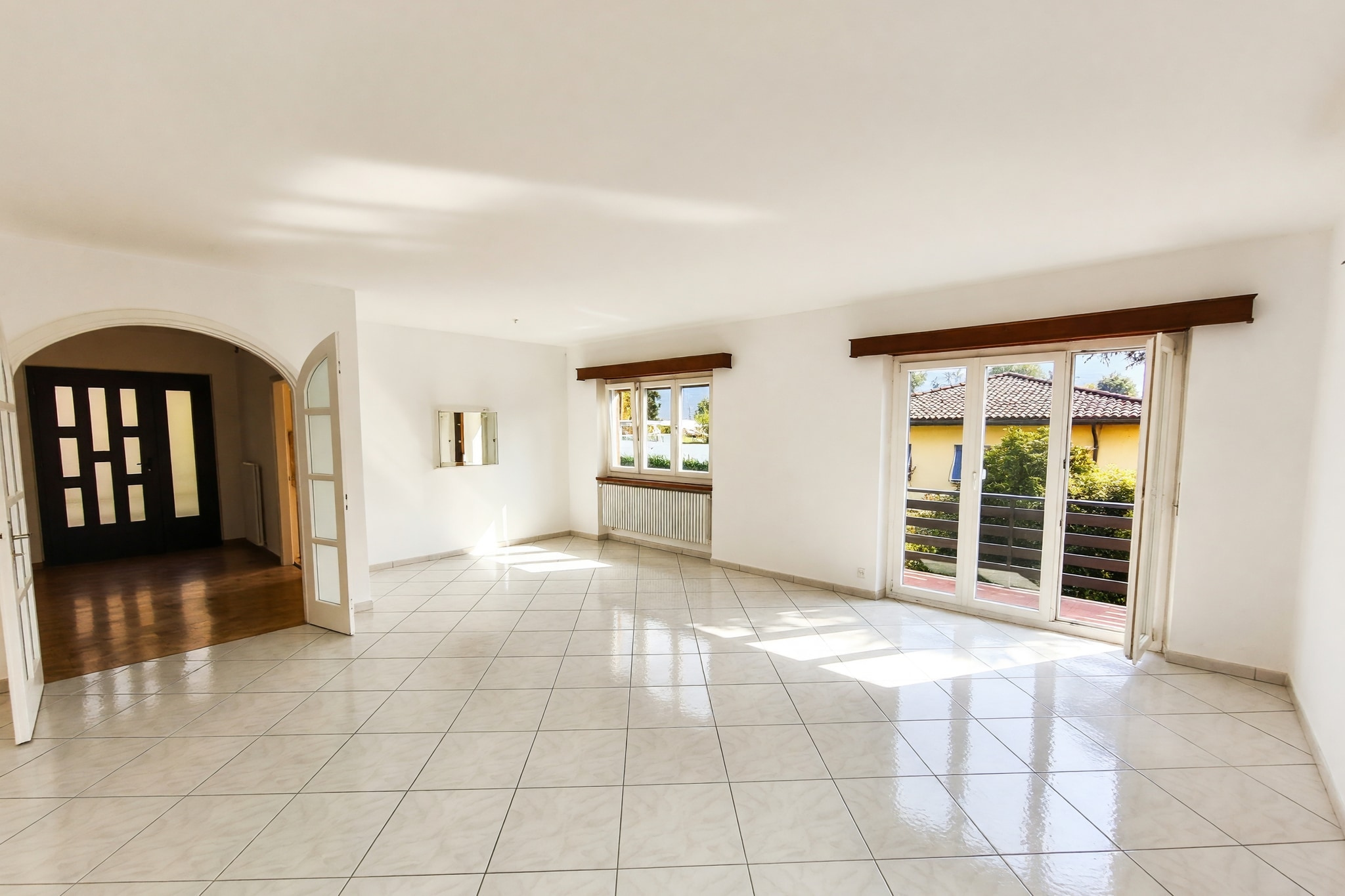 Spazioso appartamento 5,5 locali ristrutturato con giardino privato in stile mediterraneo, tre balconi e ambienti molto luminosi - Comano - foto 2