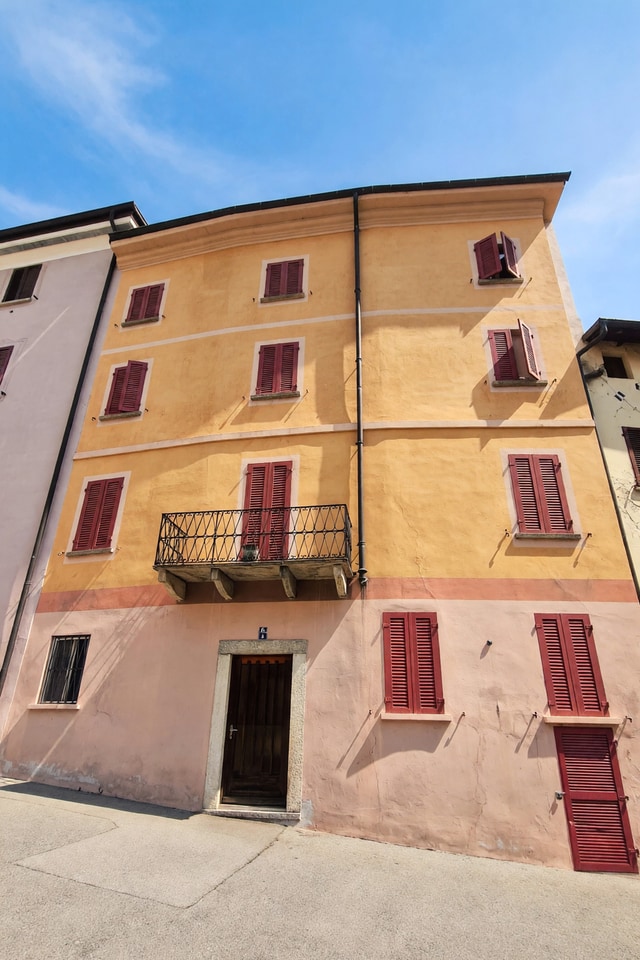 Interessante palazzina con 4 appartamenti da ristrutturare in posizione strategica a pochi passi dalla stazione - Massagno