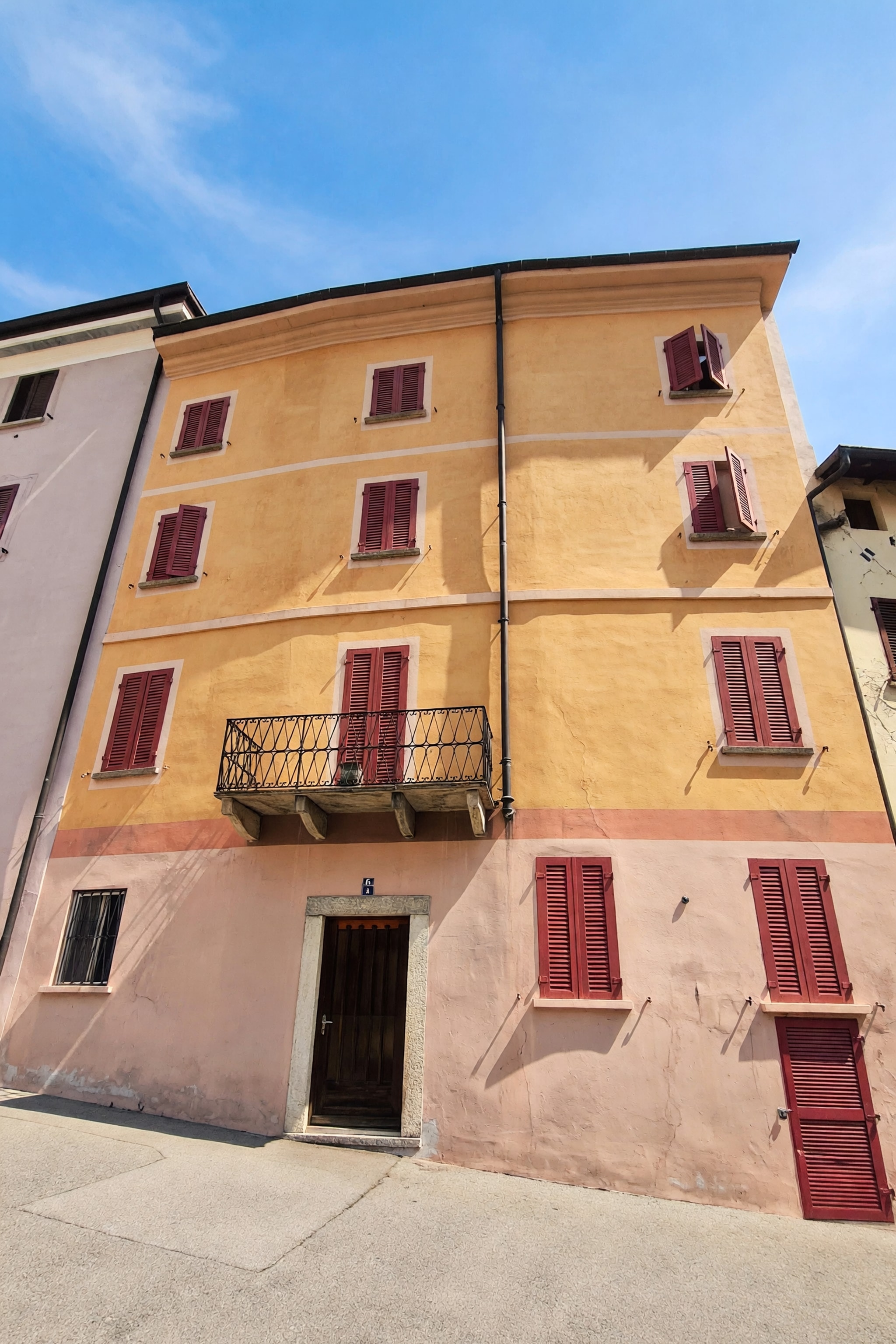 Interessante palazzina con 4 appartamenti da ristrutturare in posizione strategica a pochi passi dalla stazione - Massagno