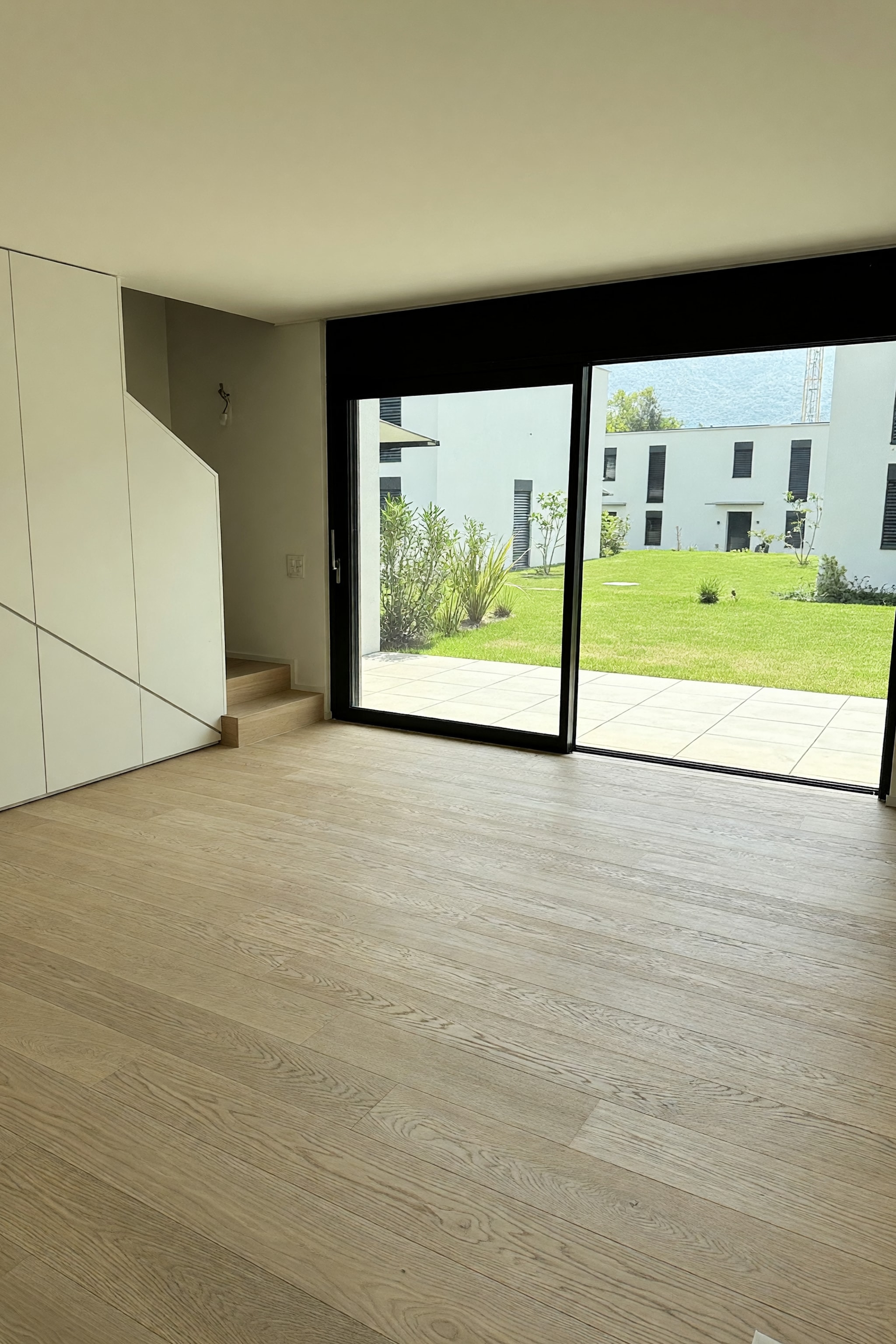 Elegante appartamento 3,5 locali di primo ingresso con terrazzo coperto e portico in moderno contesto residenziale - Caslano