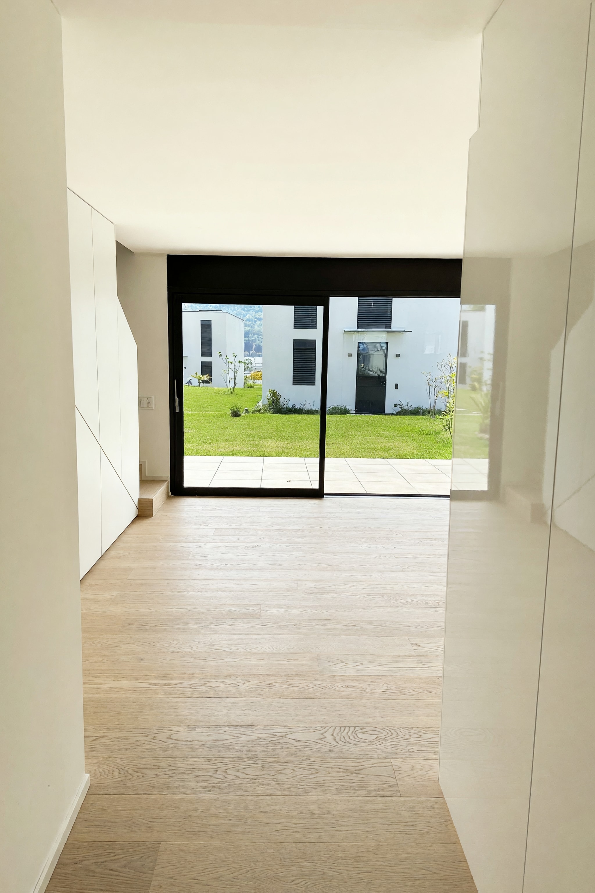 Elegante appartamento 3,5 locali di primo ingresso con terrazzo coperto e portico in moderno contesto residenziale - Caslano - foto 2