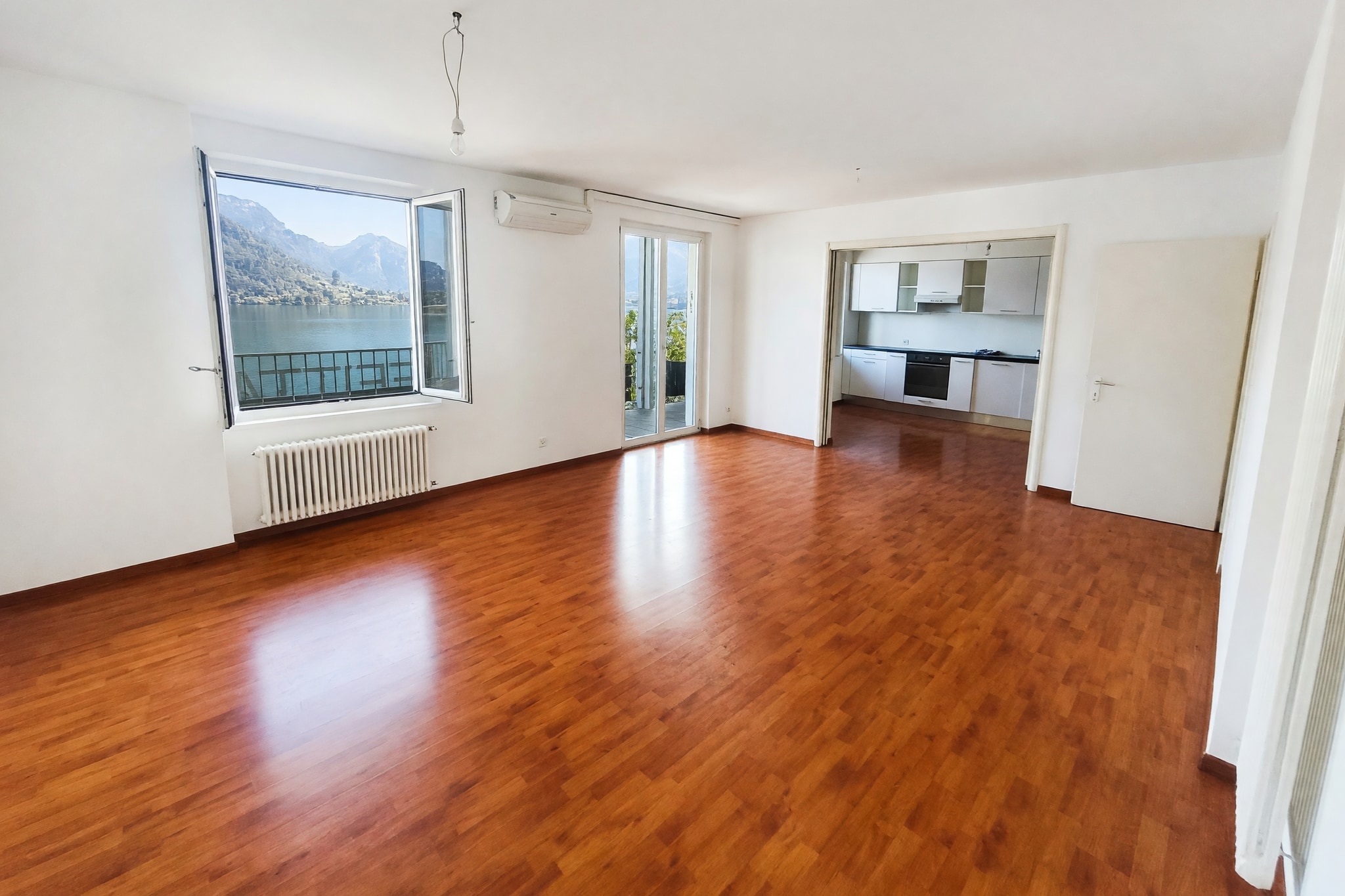 Ampio appartamento 4,5 locali rinnovato con terrazzo e stupenda vista lago in piccola palazzina di soli due appartamenti - Ponte Tresa - foto 2