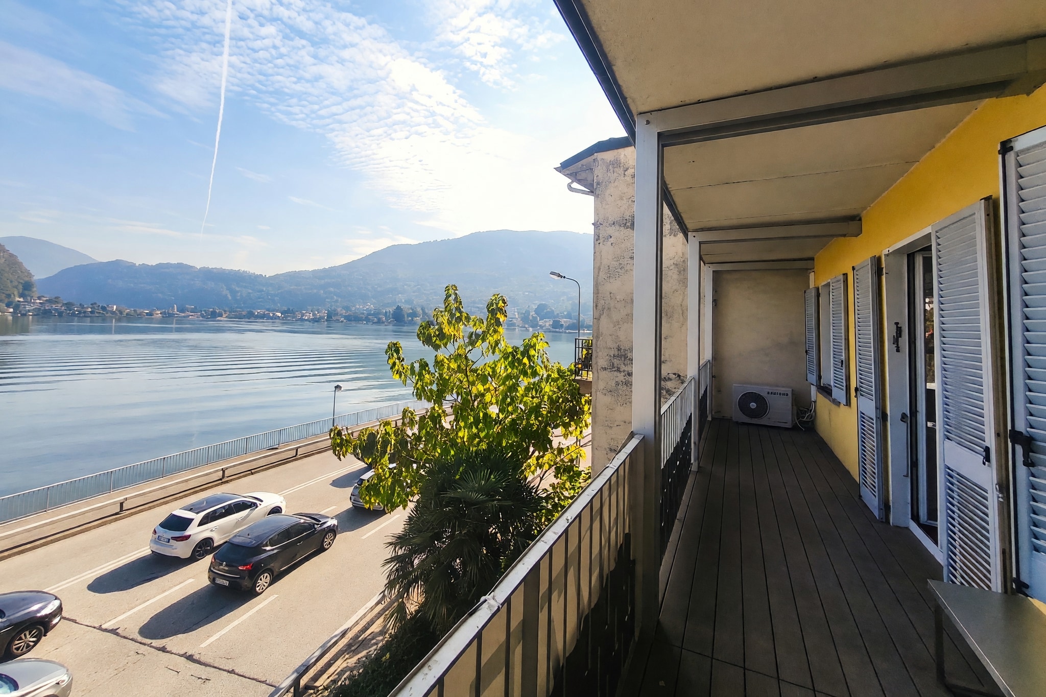 Ampio appartamento 4,5 locali rinnovato con terrazzo e stupenda vista lago in piccola palazzina di soli due appartamenti - Ponte Tresa - foto 4