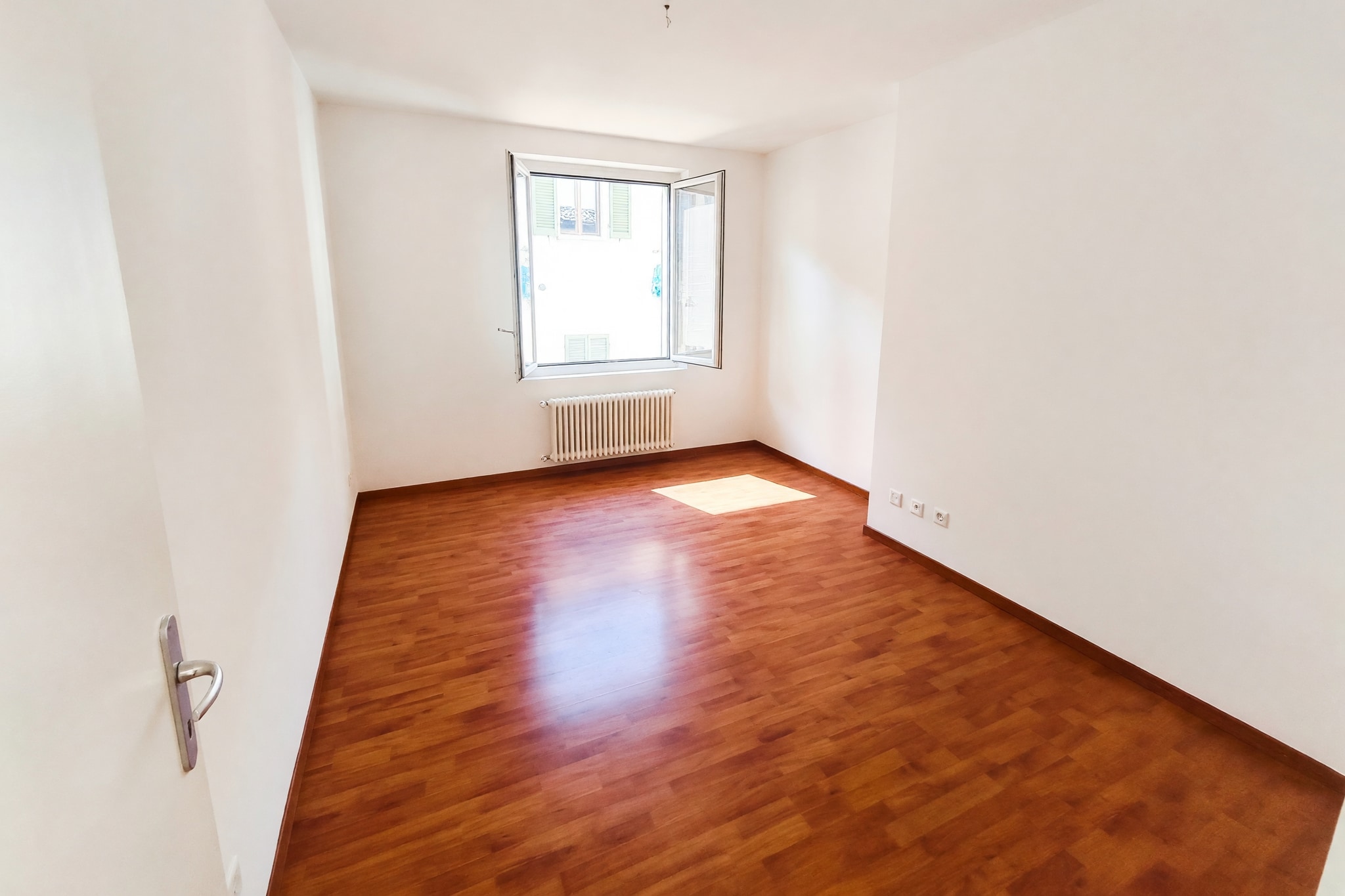 Ampio appartamento 4,5 locali rinnovato con terrazzo e stupenda vista lago in piccola palazzina di soli due appartamenti - Ponte Tresa - foto 8
