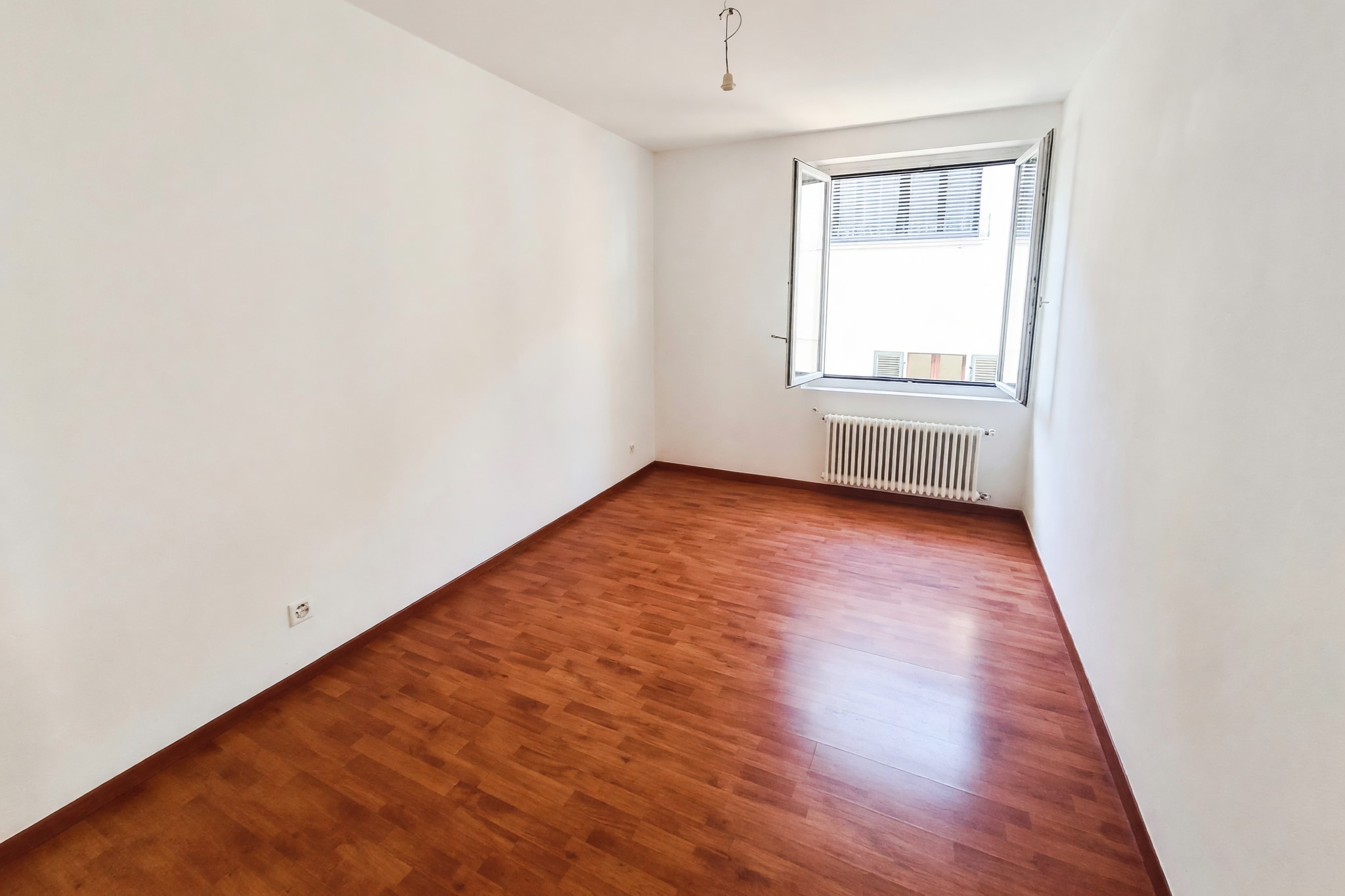 Ampio appartamento 4,5 locali rinnovato con terrazzo e stupenda vista lago in piccola palazzina di soli due appartamenti - Ponte Tresa - foto 9