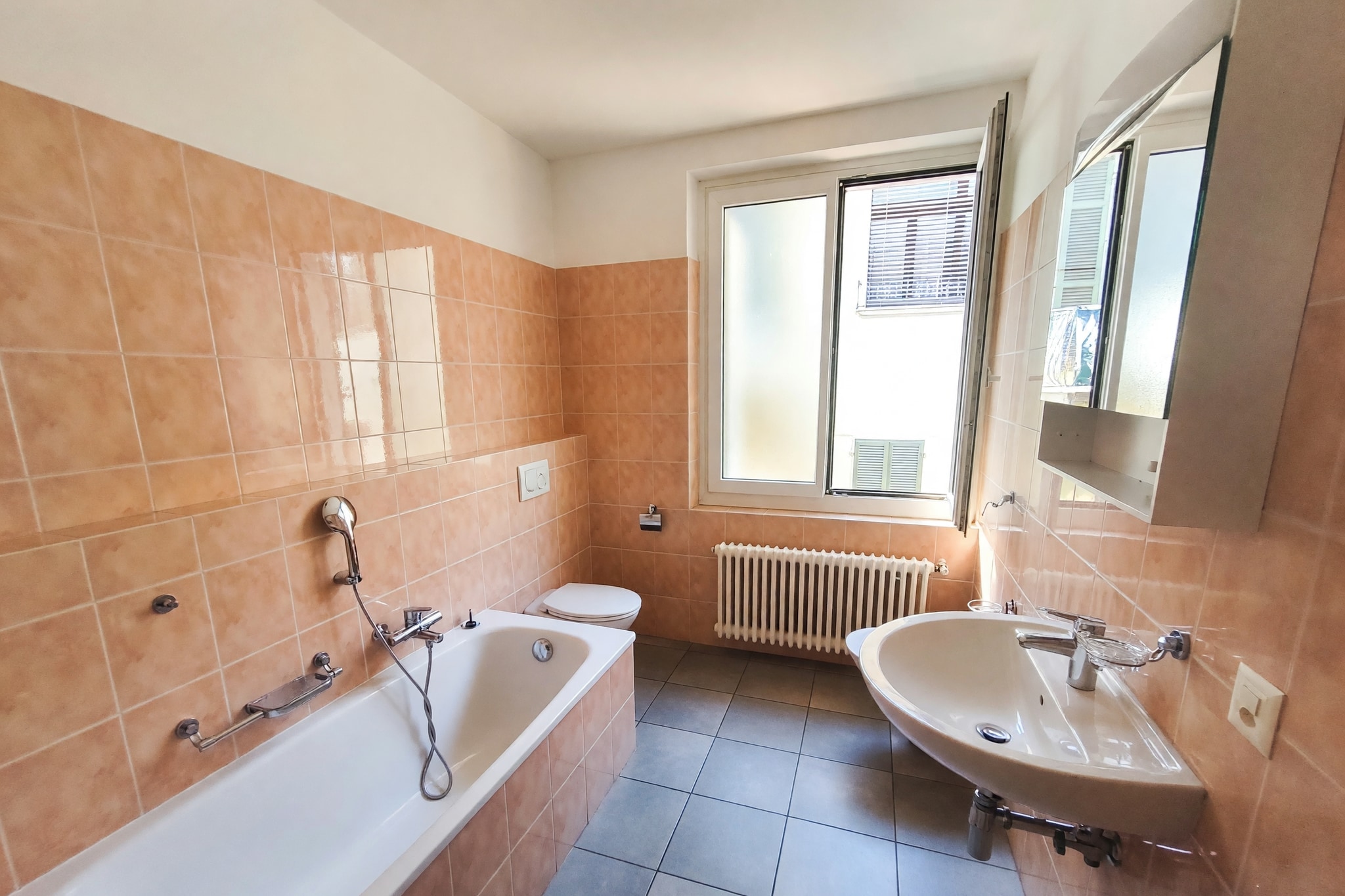 Ampio appartamento 4,5 locali rinnovato con terrazzo e stupenda vista lago in piccola palazzina di soli due appartamenti - Ponte Tresa - foto 10