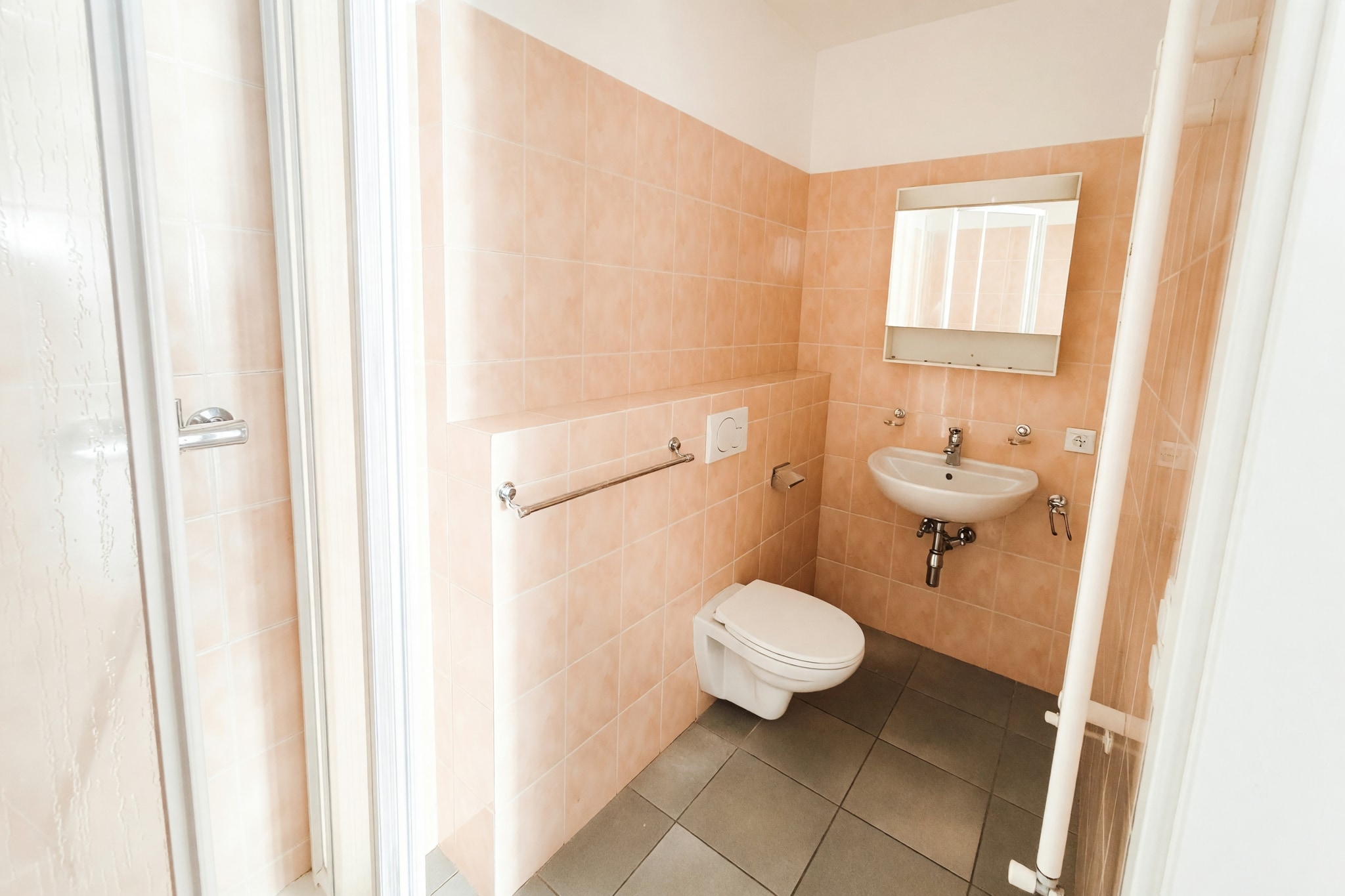 Ampio appartamento 4,5 locali rinnovato con terrazzo e stupenda vista lago in piccola palazzina di soli due appartamenti - Ponte Tresa - foto 11