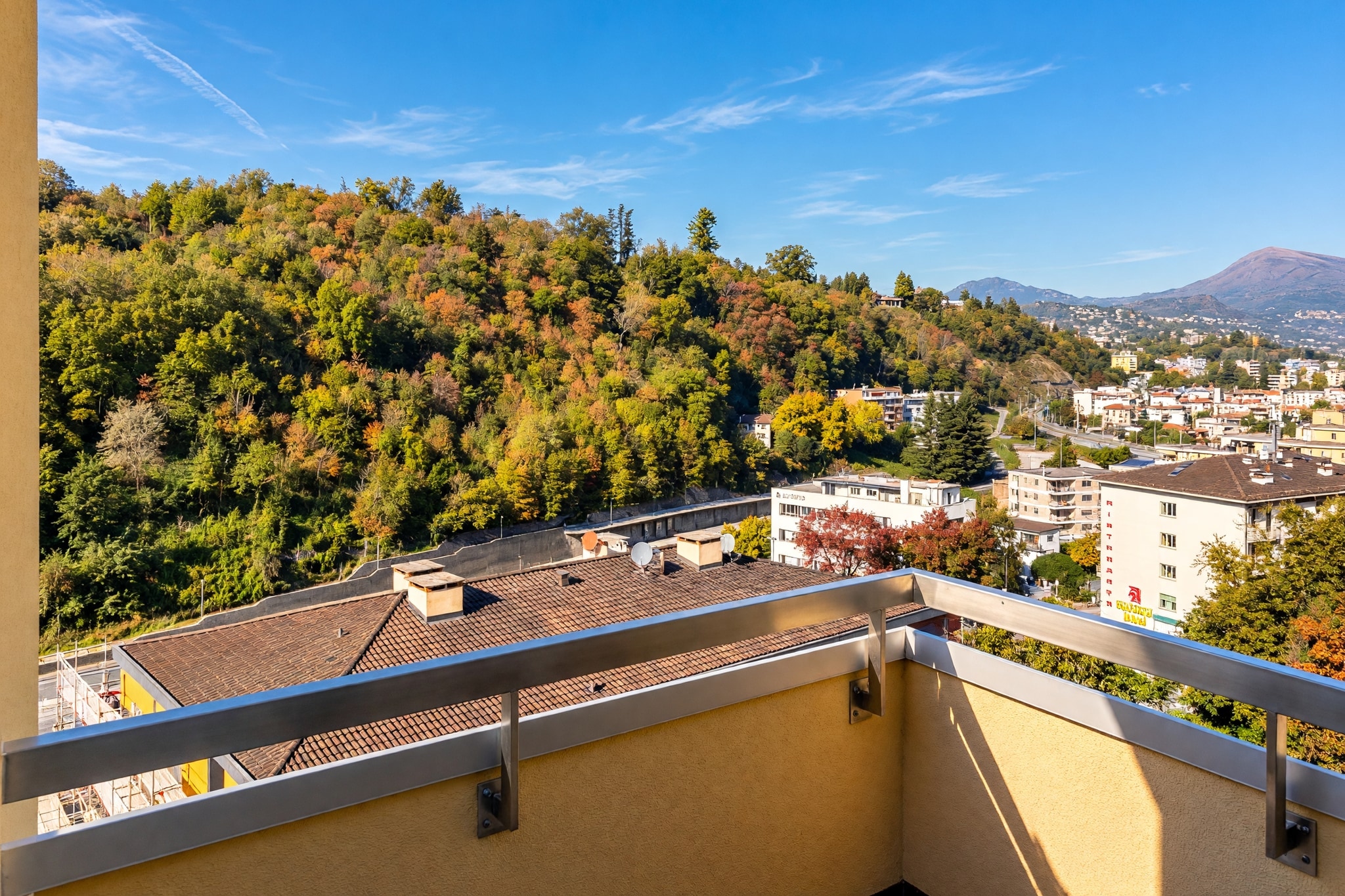 Interessante appartamento 4,5 locali ristrutturato con terrazza e bella vista panoramica all'ultimo piano a Pazzallo - Pazzallo - foto 7
