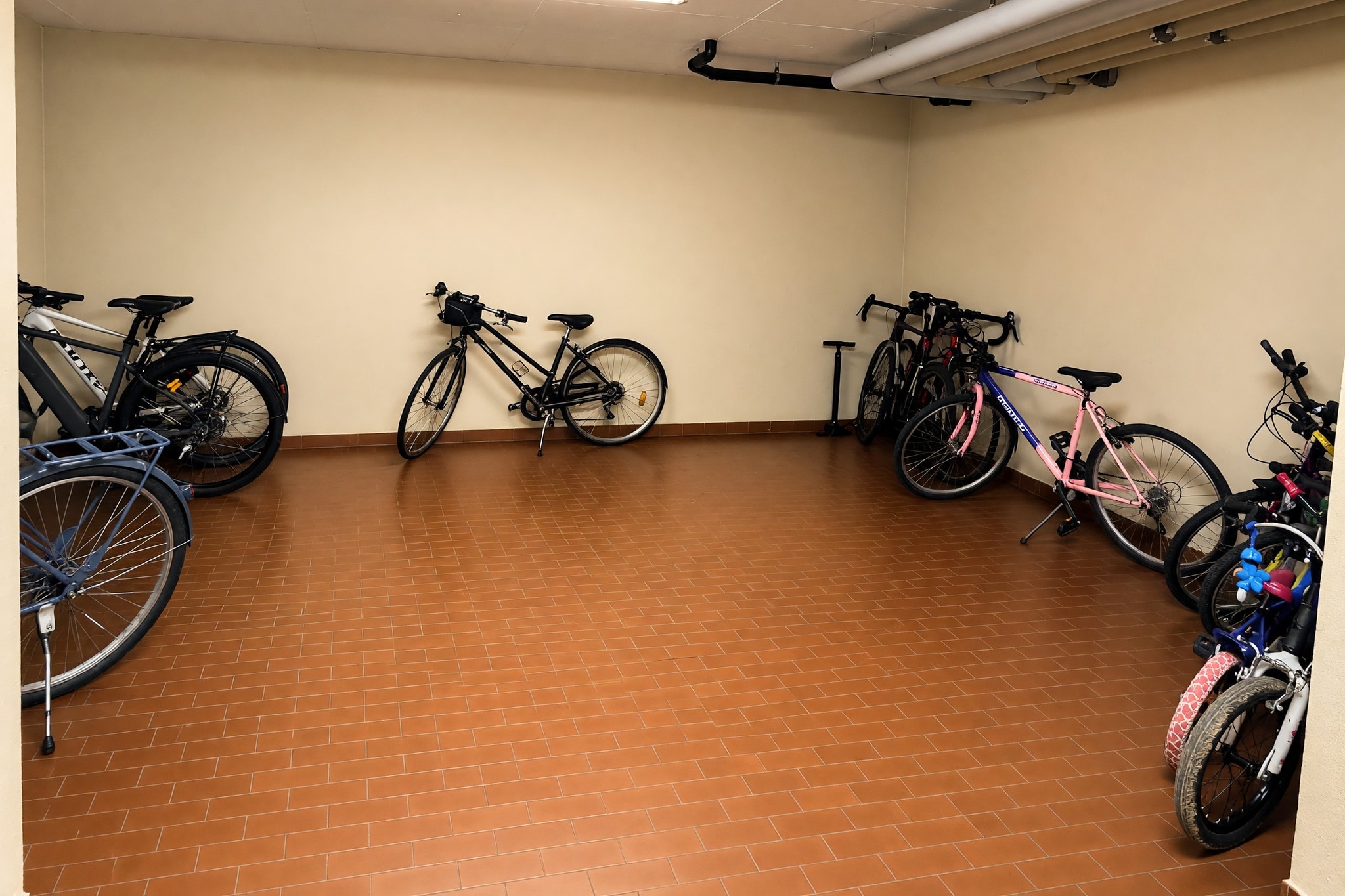 Interessante appartamento 4,5 locali ristrutturato con terrazza e bella vista panoramica all'ultimo piano a Pazzallo - Pazzallo - foto 16